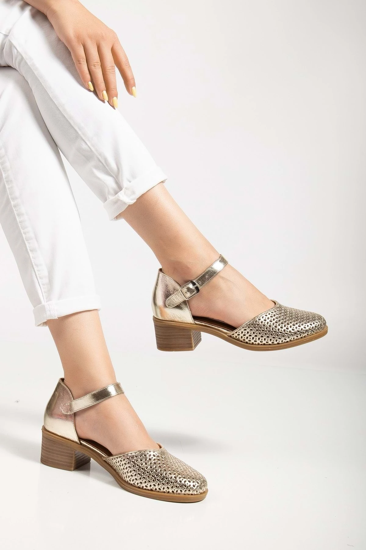 Kadın Hakiki Deri Burnu Kapalı Delikli Sandalet - Altın