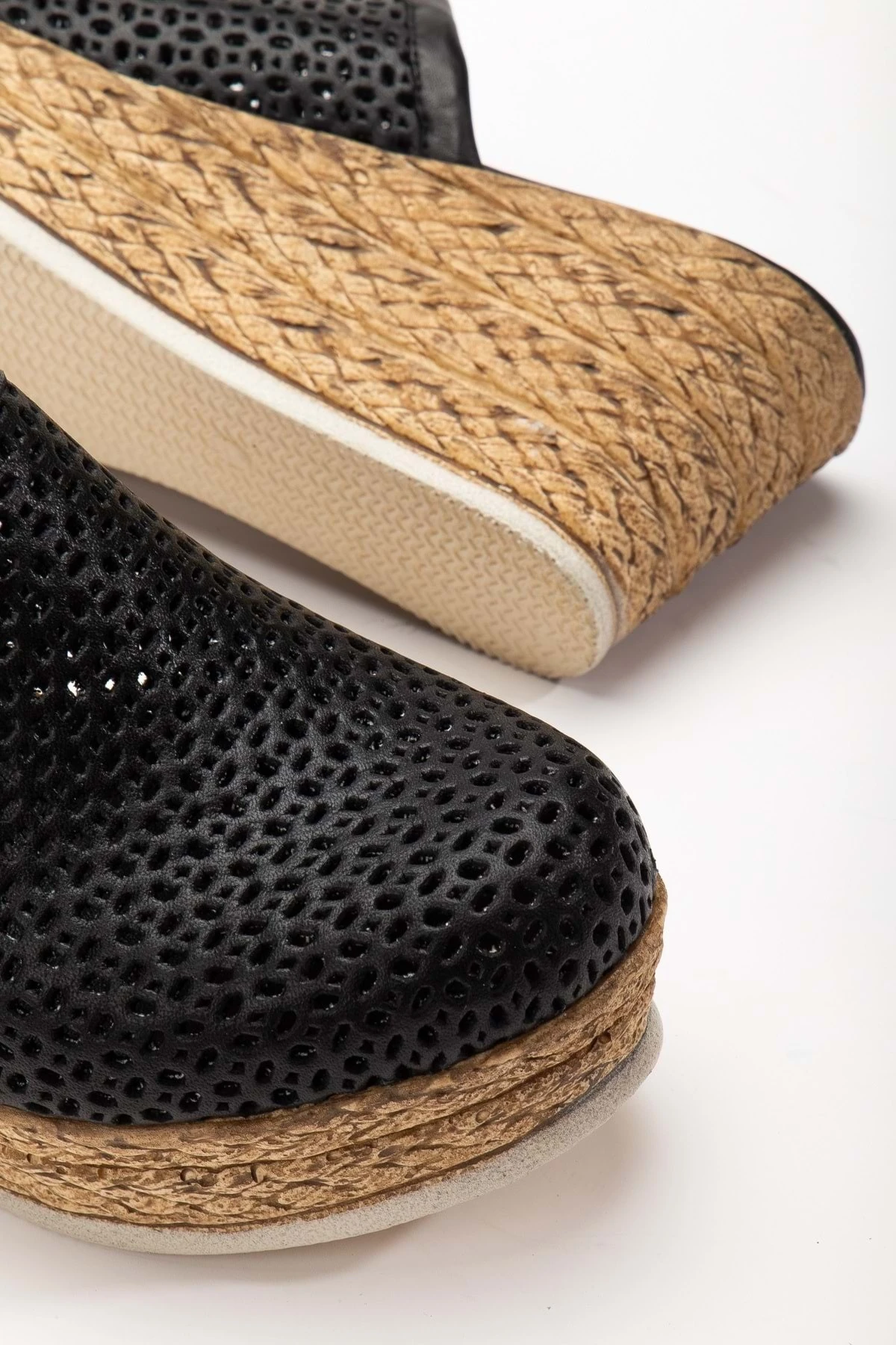 Kadın Hakiki Deri Burnu Kapalı Dolgu Topuk Terlik - SİYAH