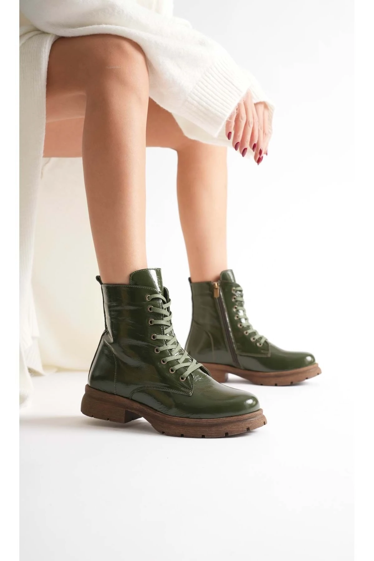 Kadın Hakiki Deri Bağcıklı Fermuarlı Rahat Postal Bot