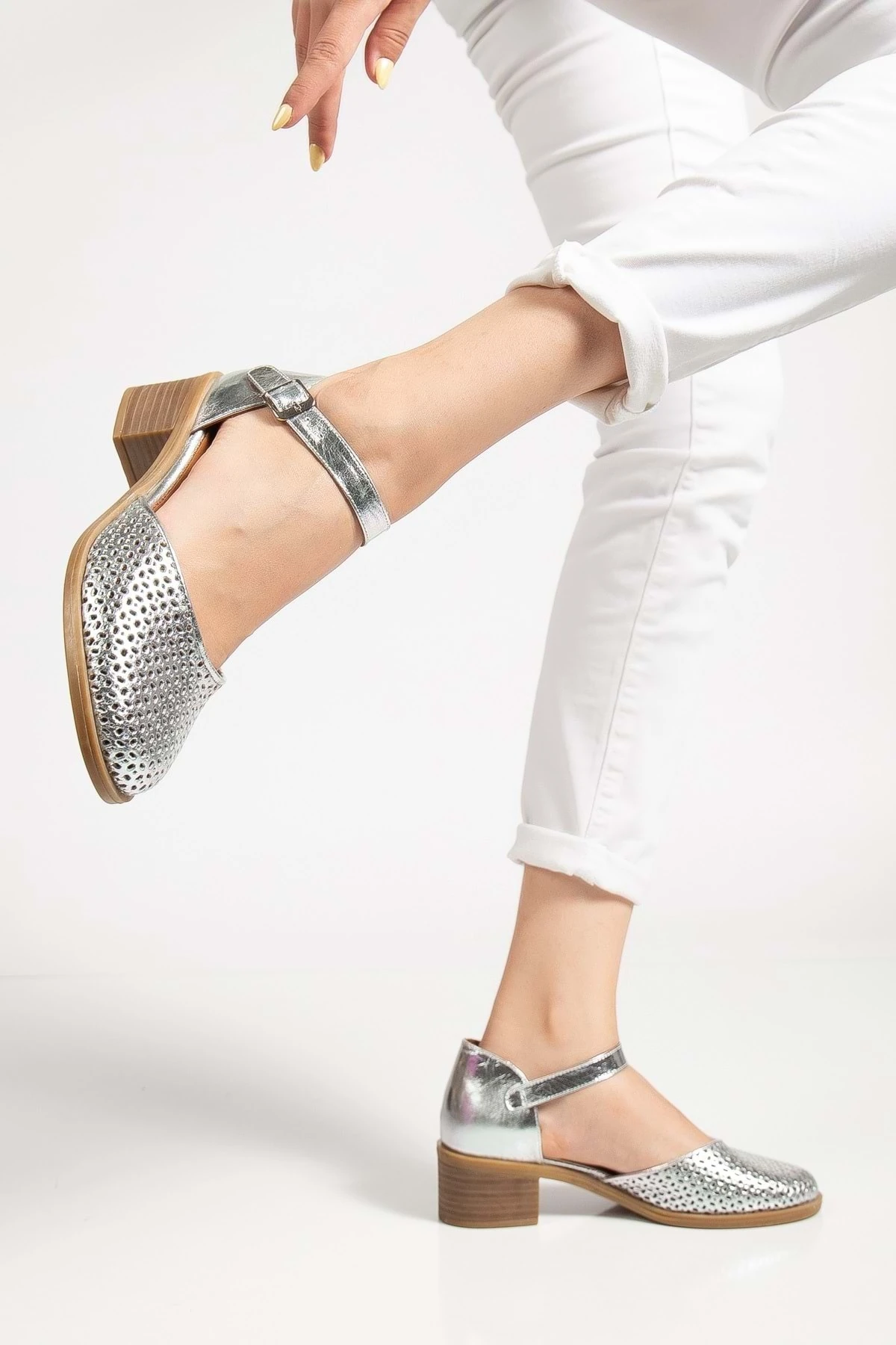 Kadın Hakiki Deri Burnu Kapalı Delikli Sandalet - GÜMÜŞ