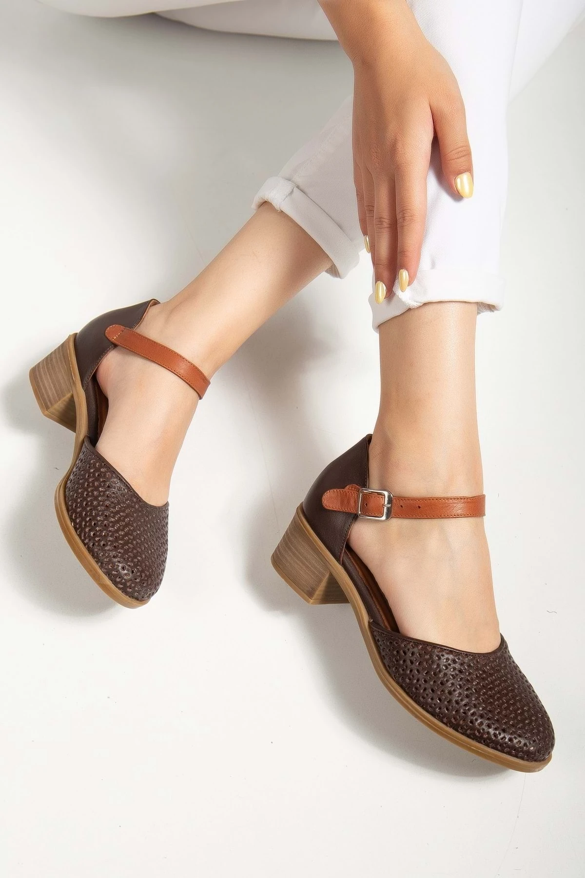 Kadın Hakiki Deri Burnu Kapalı Delikli Sandalet - Kahve