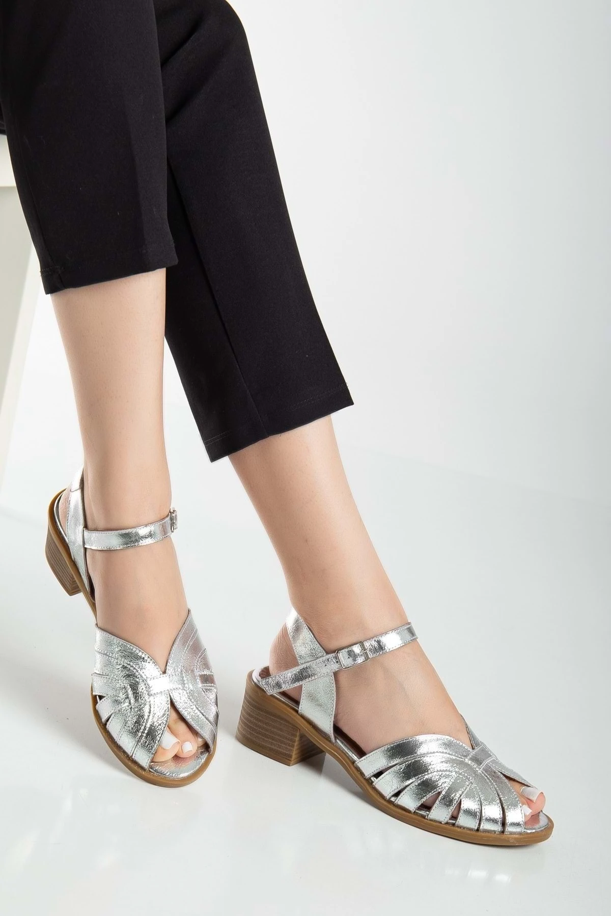Kadın Hakiki Deri Bilekten Bağlı Sandalet - GUMUS