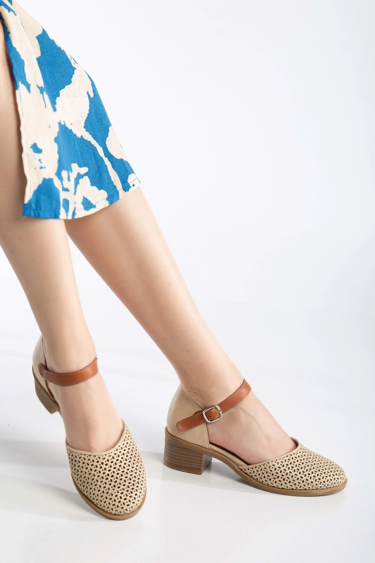 Kadın Hakiki Deri Burnu Kapalı Delikli Sandalet - Bej