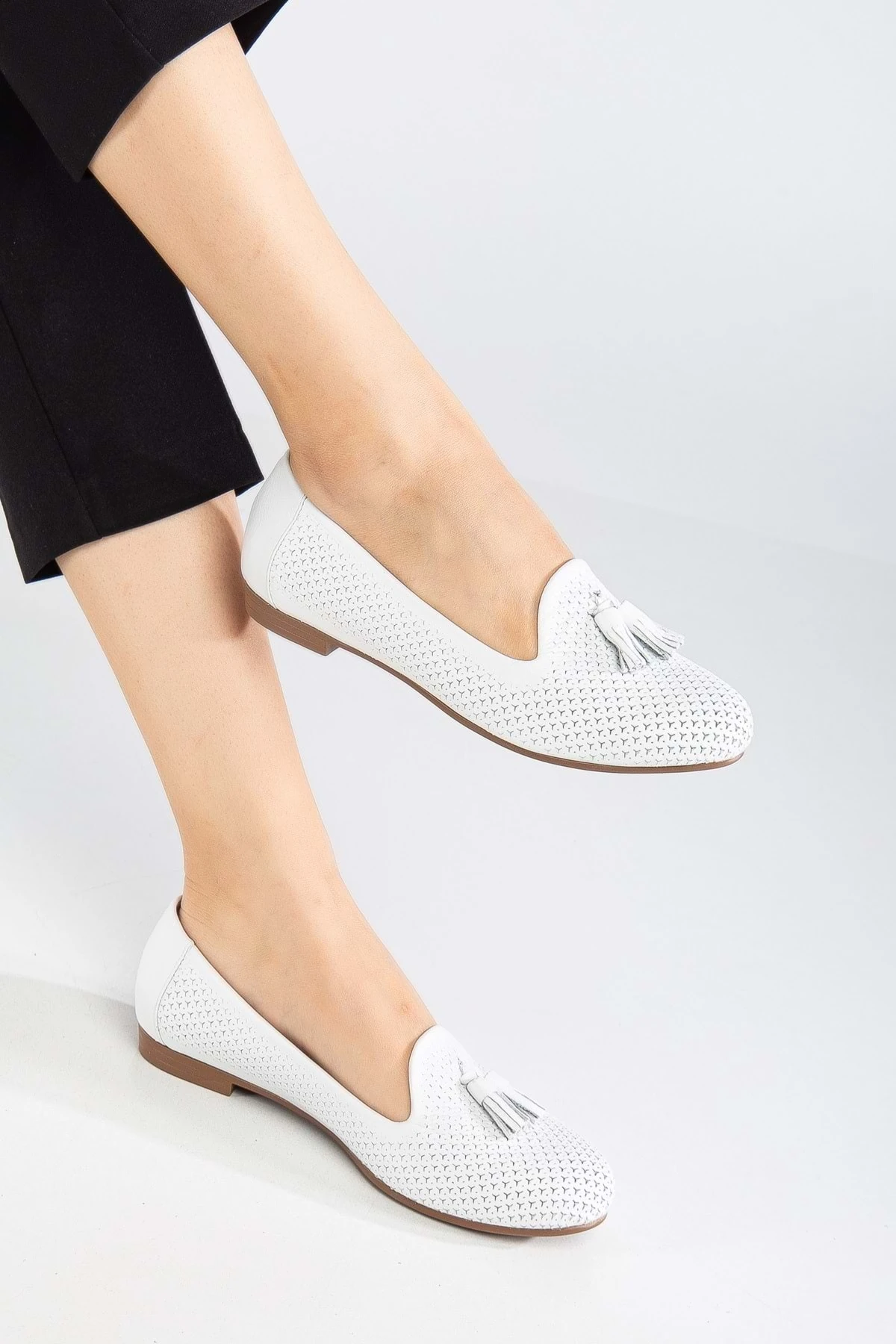 Kadın Hakiki Deri Baskılı Püsküllü Babet - BEYAZ