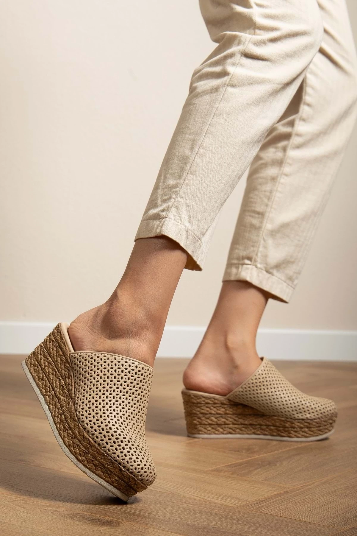 Kadın Hakiki Deri Burnu Kapalı Dolgu Topuk Terlik - Bej