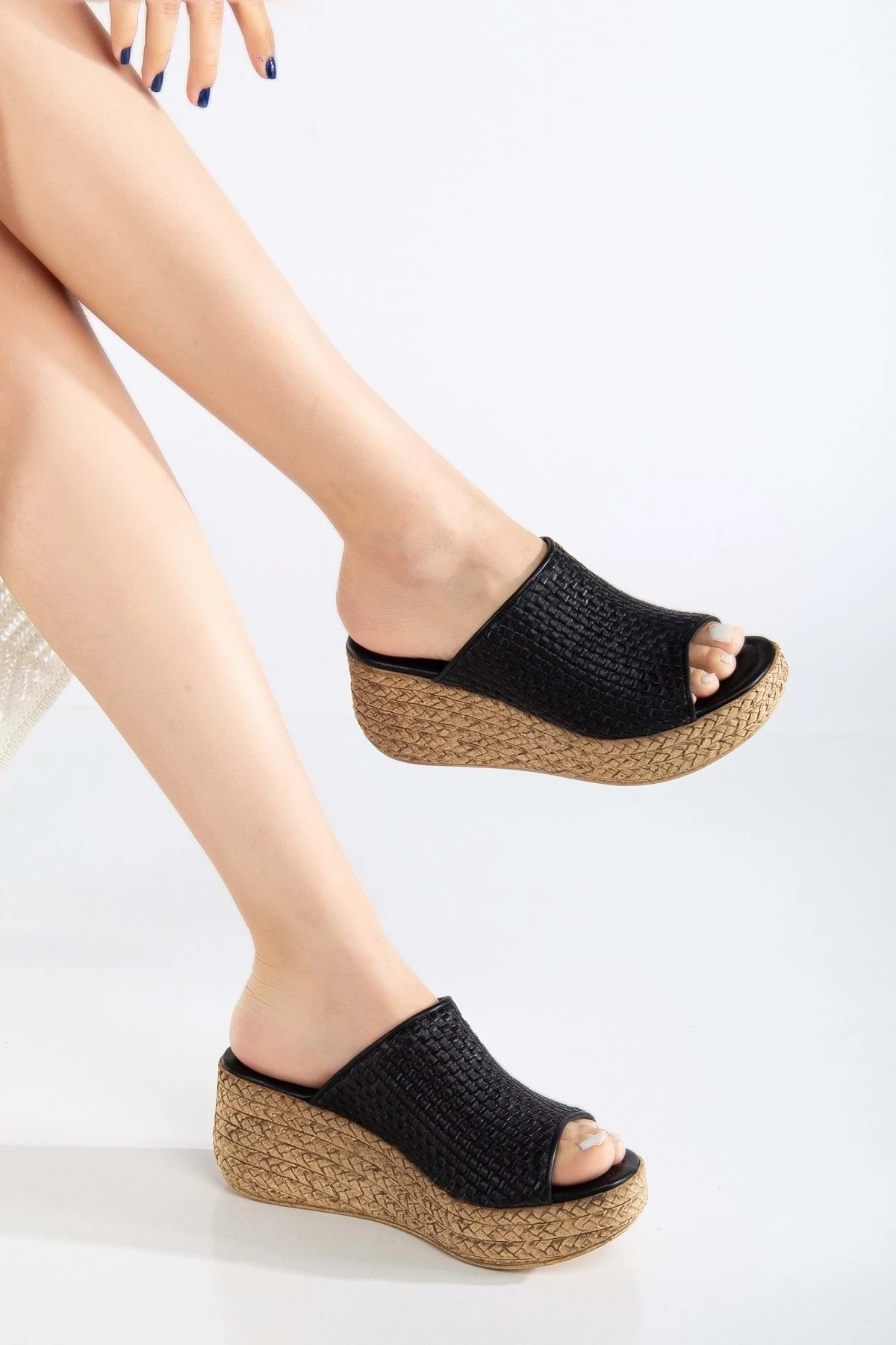 Kadın Hakiki Deri Örgülü Terlik - SİYAH