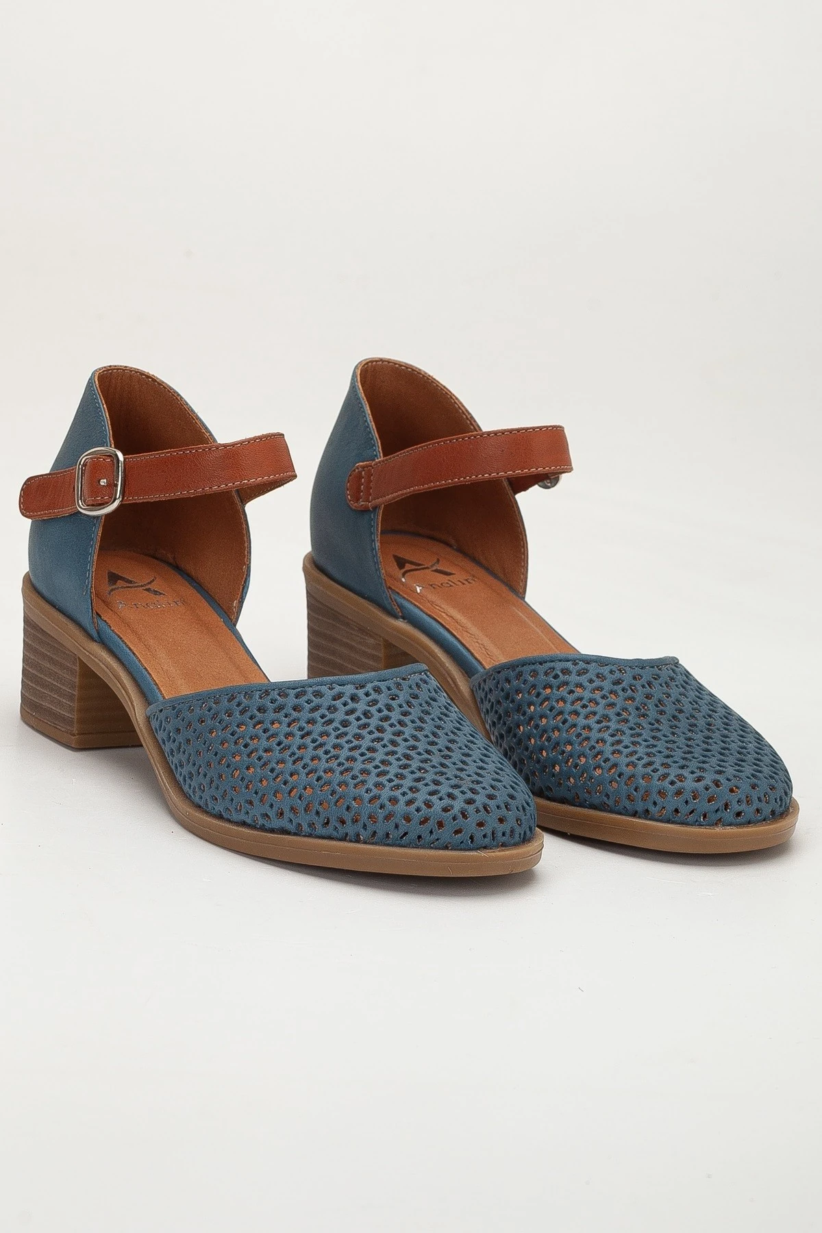 Kadın Hakiki Deri Burnu Kapalı Delikli Sandalet - Kot Mavi
