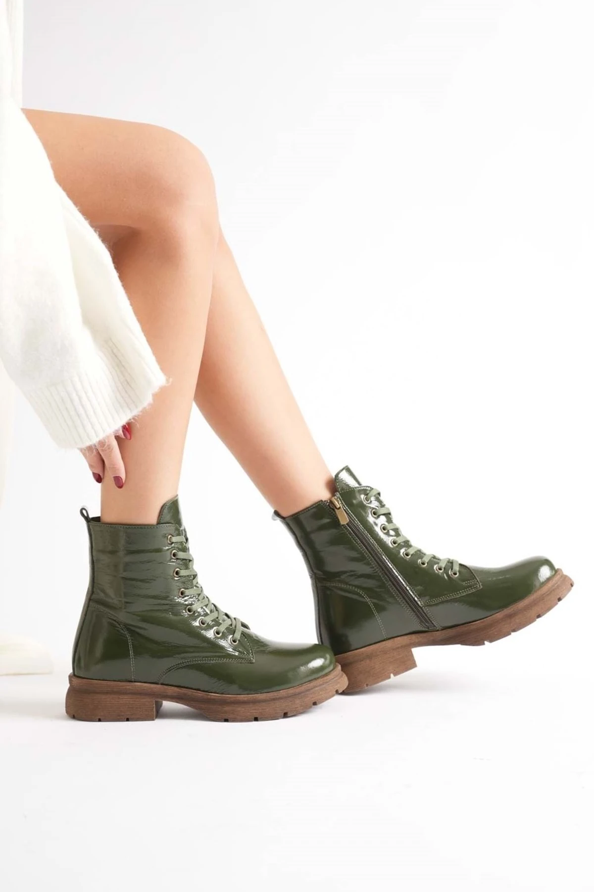 Kadın Hakiki Deri Bağcıklı Fermuarlı Rahat Postal Bot