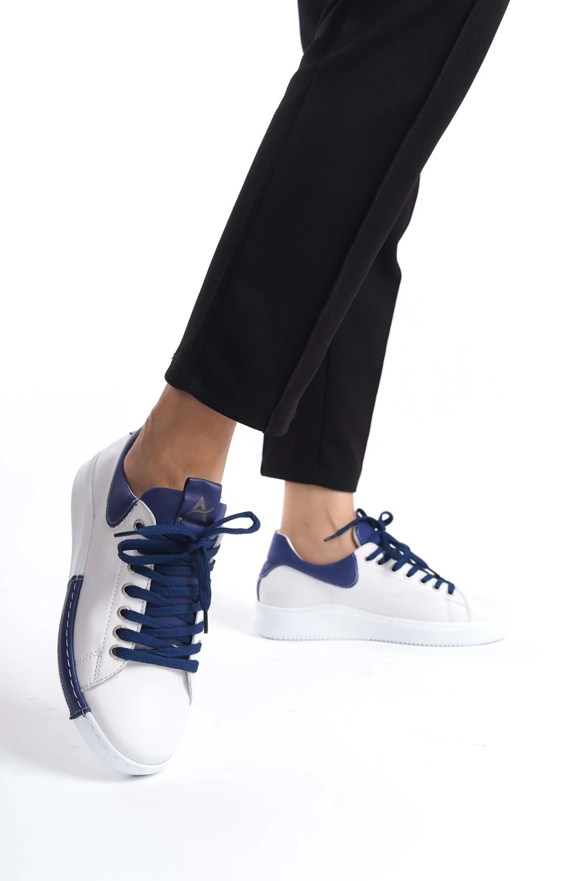 Kadın Hakiki Deri Bağcıklı Spor Ayakkabı - BEYAZ KOYU MAVİ
