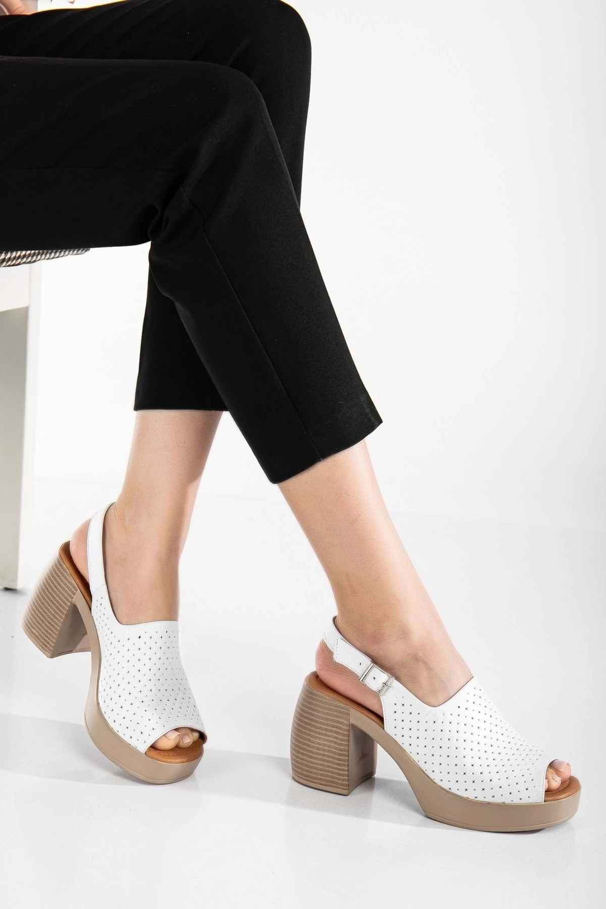 Kadın Hakiki Deri Kalın Topuklu Sandalet
