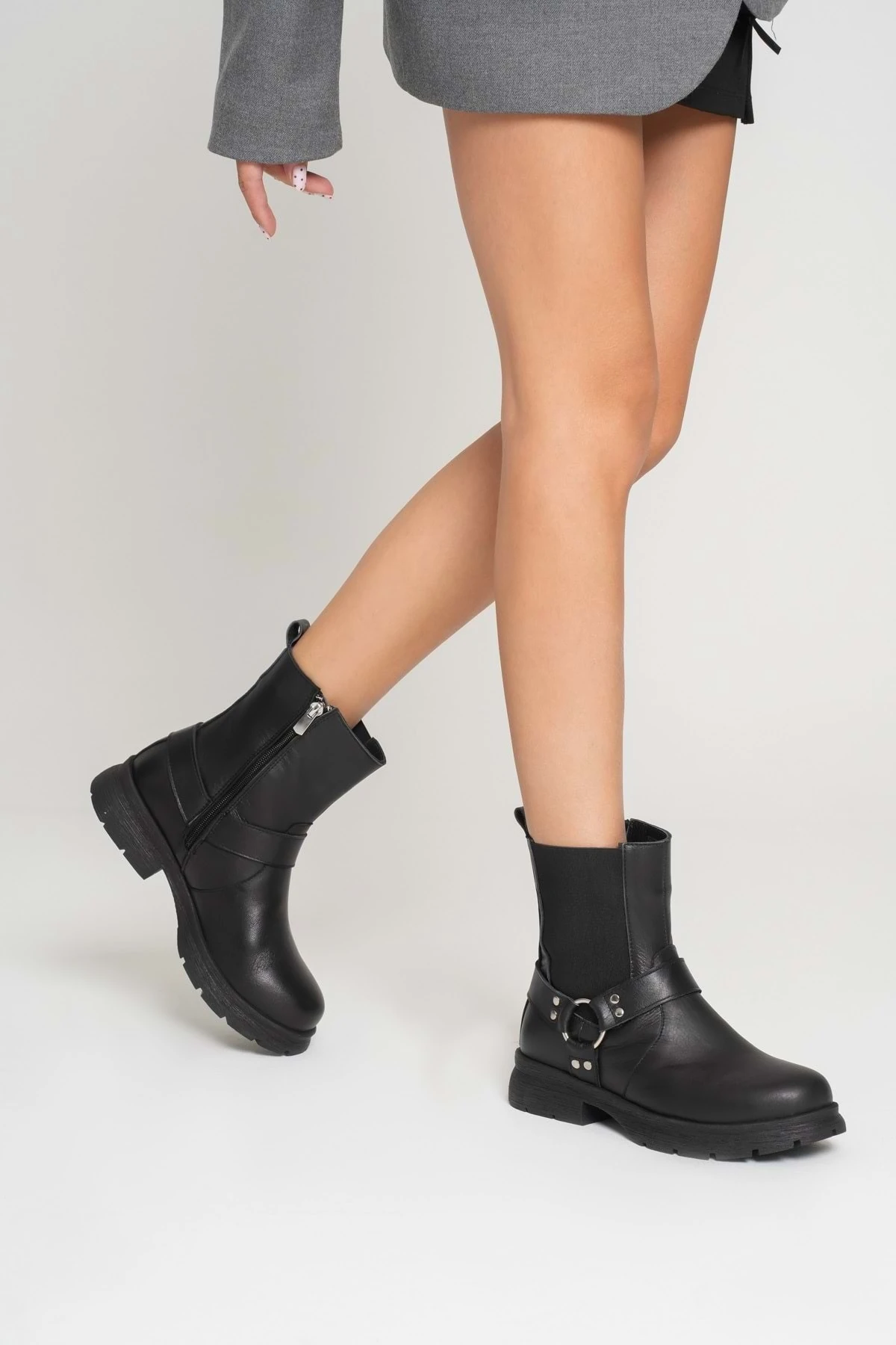 Kadın Hakiki Deri Metal Aksesuarlı Bot