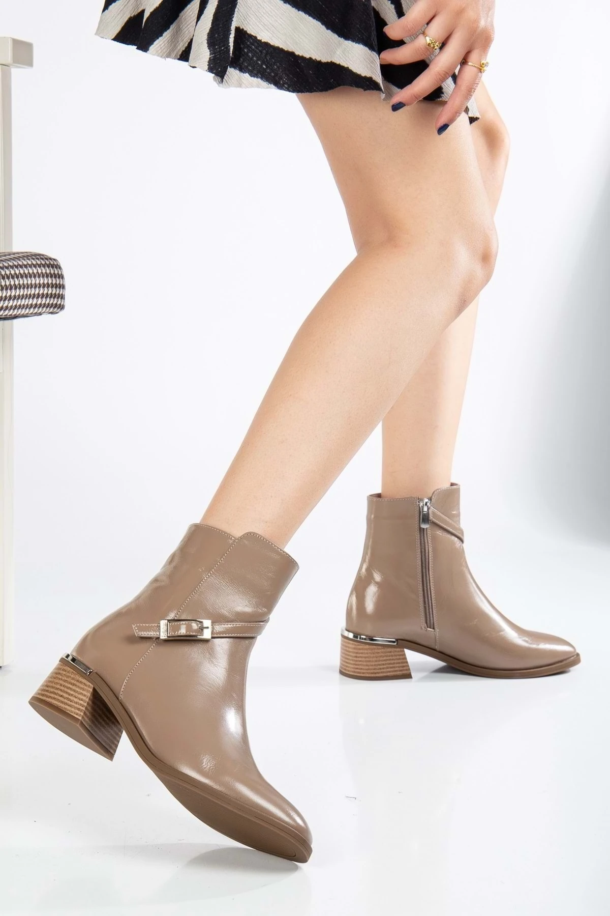 Kadın Hakiki Deri Metal Toka Detaylı Bot