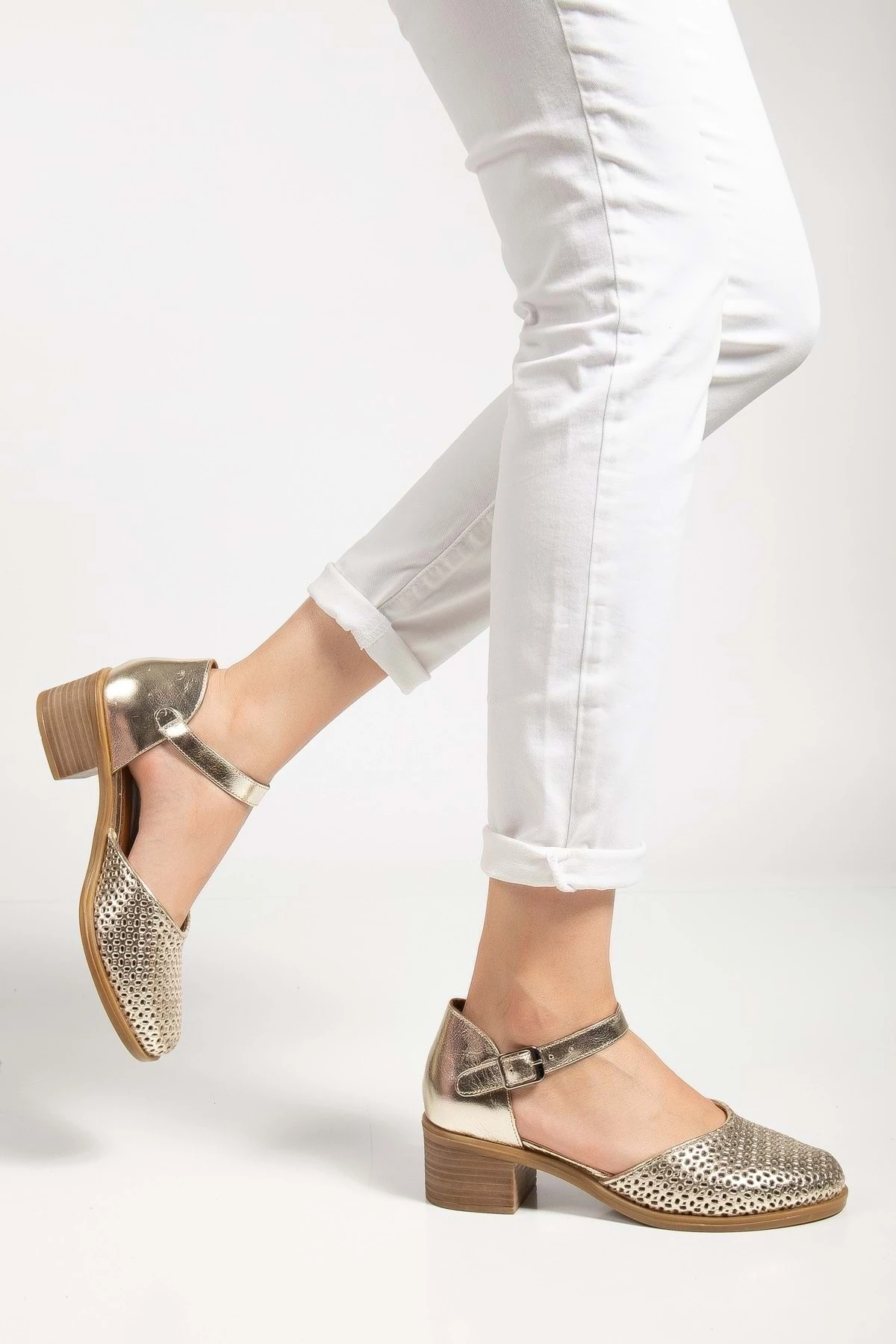 Kadın Hakiki Deri Burnu Kapalı Delikli Sandalet - Altın