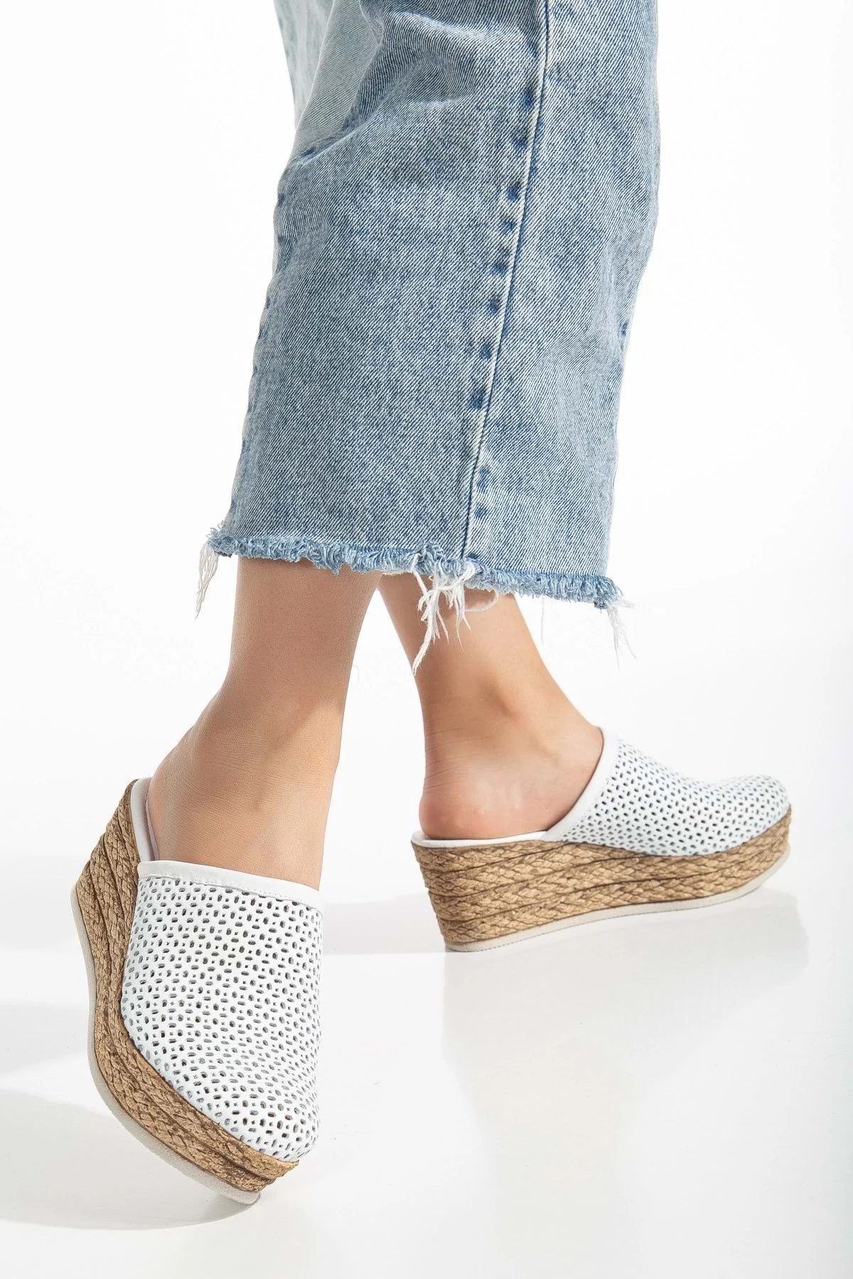 Kadın Hakiki Deri Burnu Kapalı Dolgu Topuk Terlik - BEYAZ