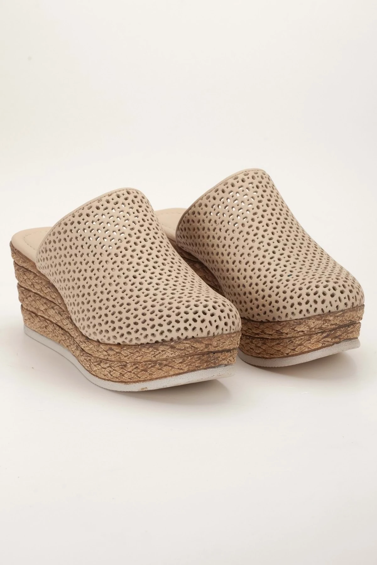 Kadın Hakiki Deri Burnu Kapalı Dolgu Topuk Terlik - Bej