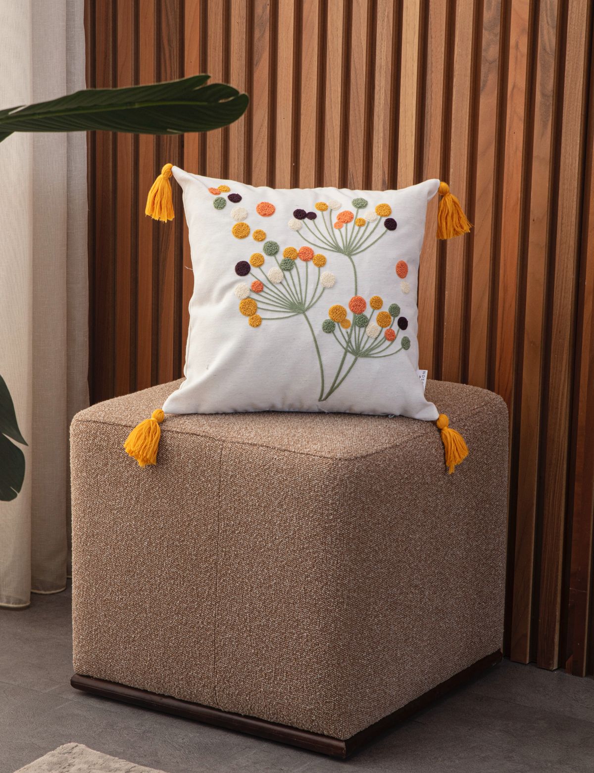 Çiçek Desenli Püsküllü Punch Kırlent Kılıfı