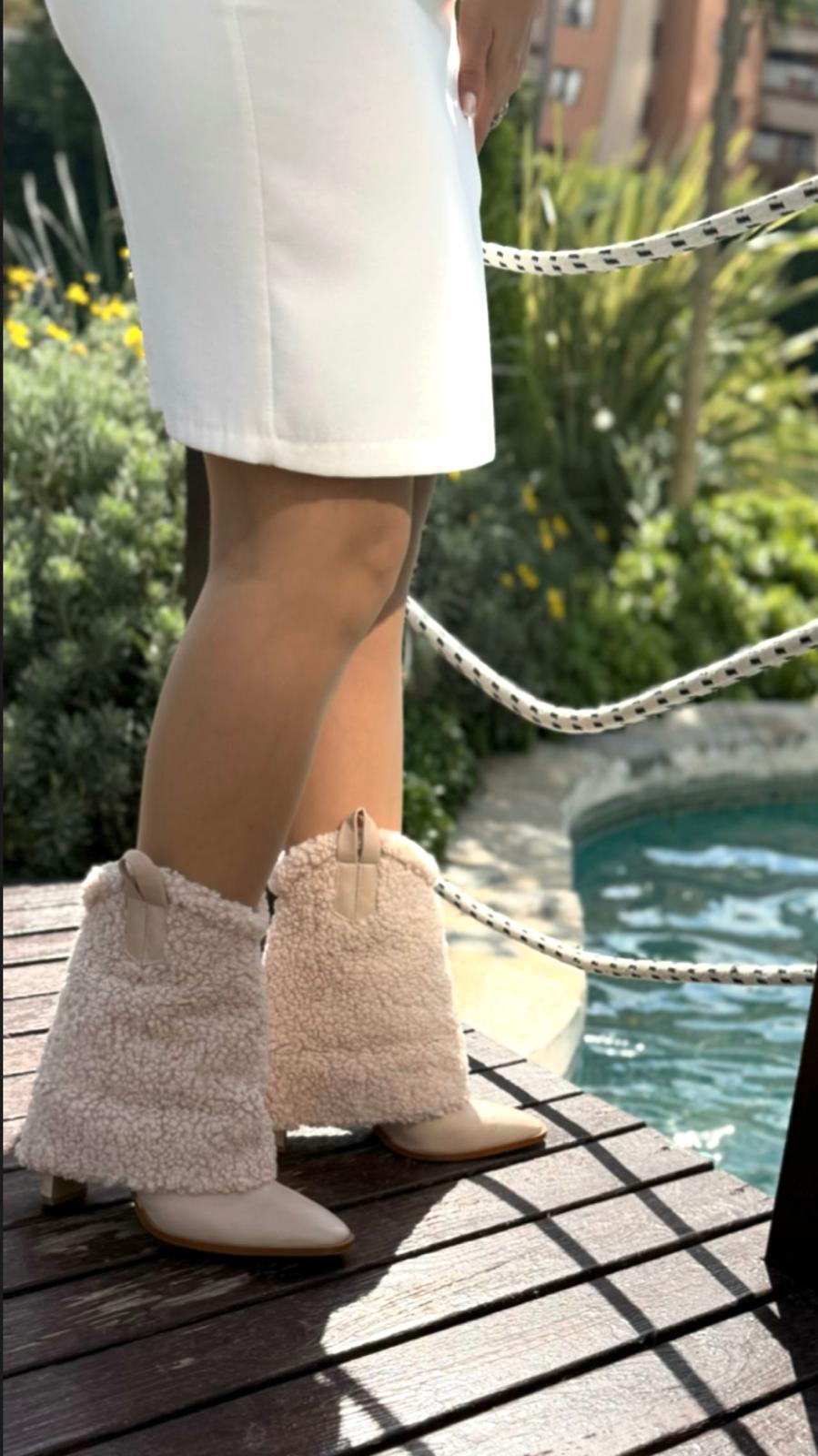 Teak Bej Kürklü Kadın Bot