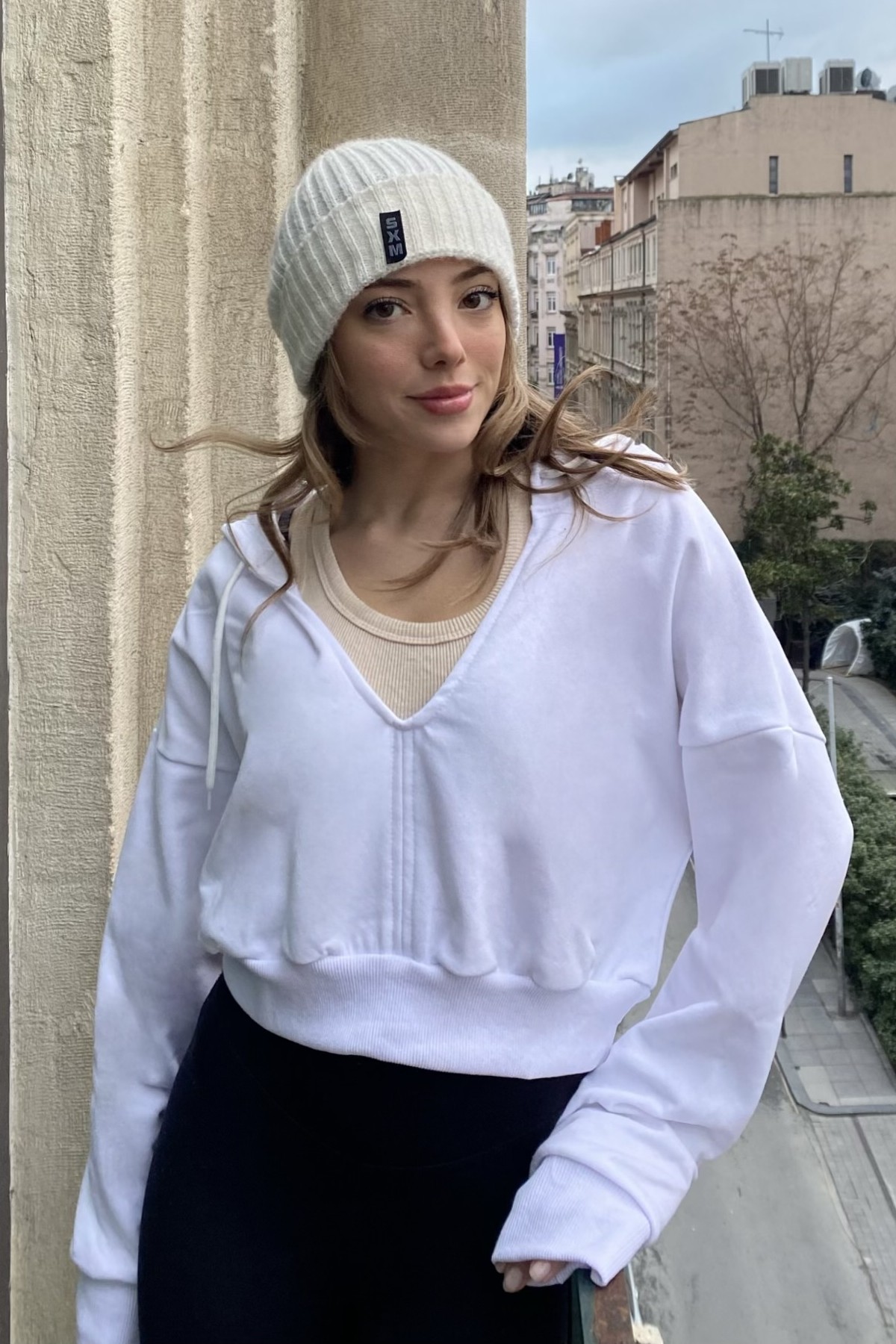 Sweat-shirt court en tricot polaire épais à capuche et col en V - Blanche