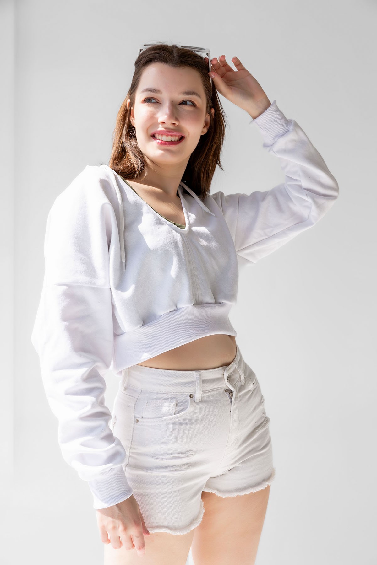 Kapüşonlu V Yaka Crop Kalın İçi Polarlı Örme Sweatshirt - Beyaz