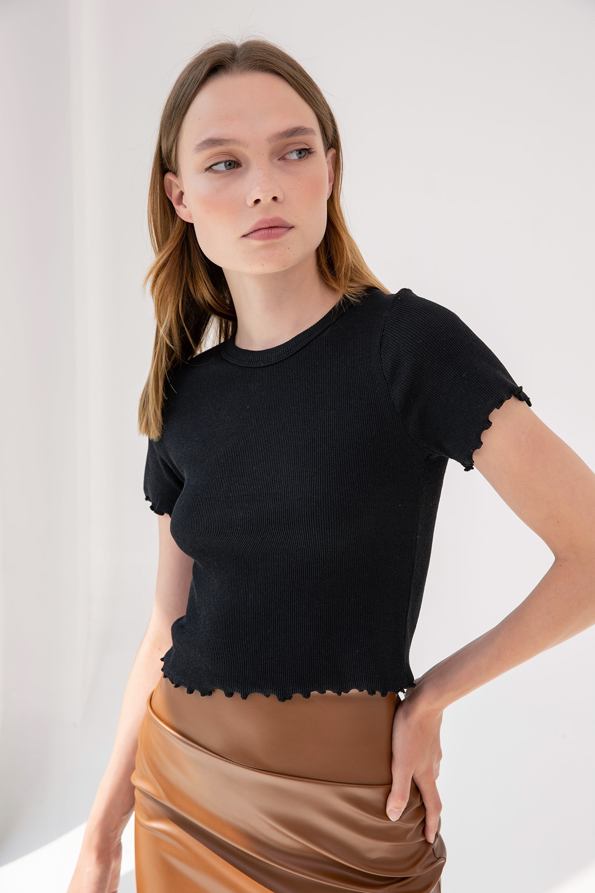 White Ruffle Detailed Crop T-shirt - Black