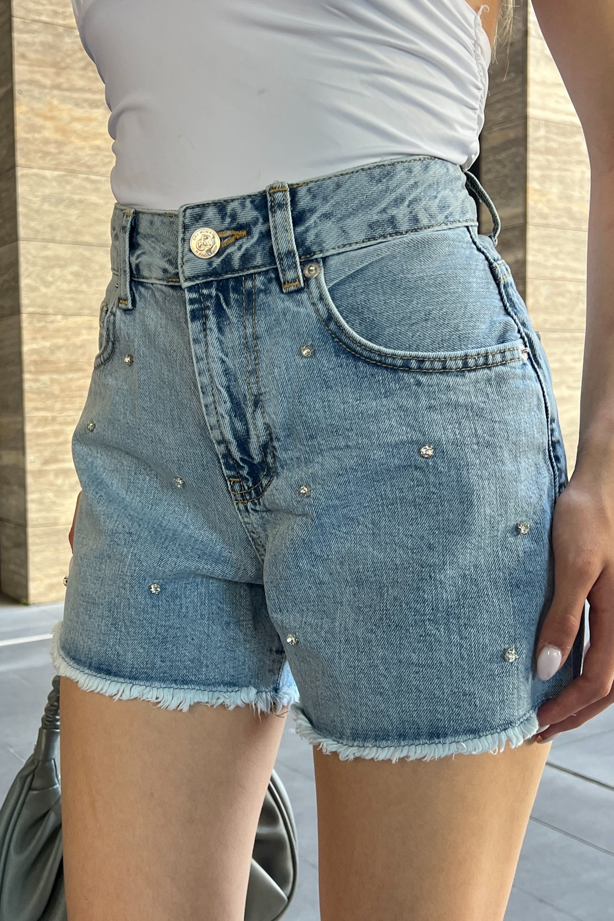 Tas İslemeli Püsküllü Denim Şort