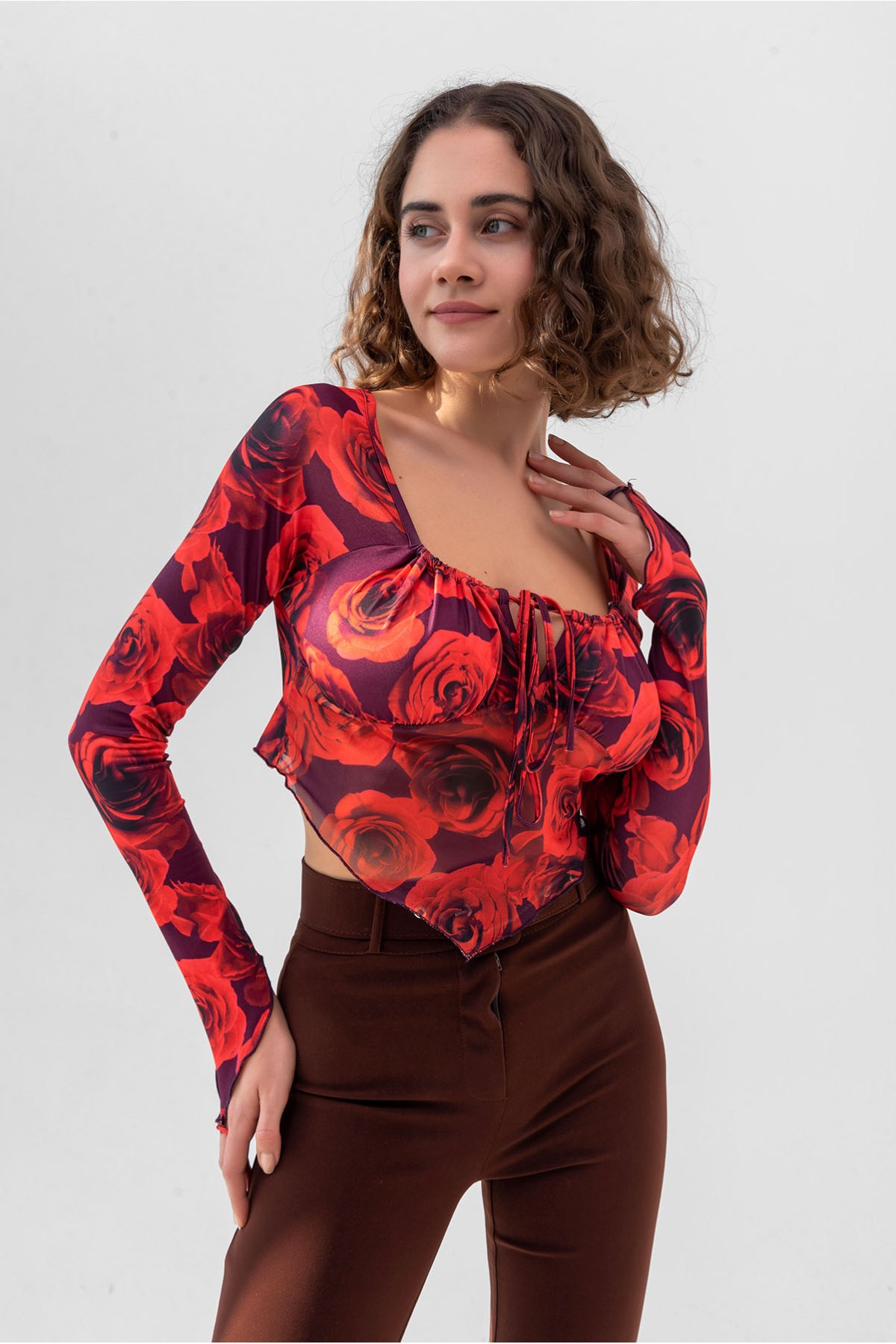 Blouse en tulle coupée en crop avec une coupe asymétrique