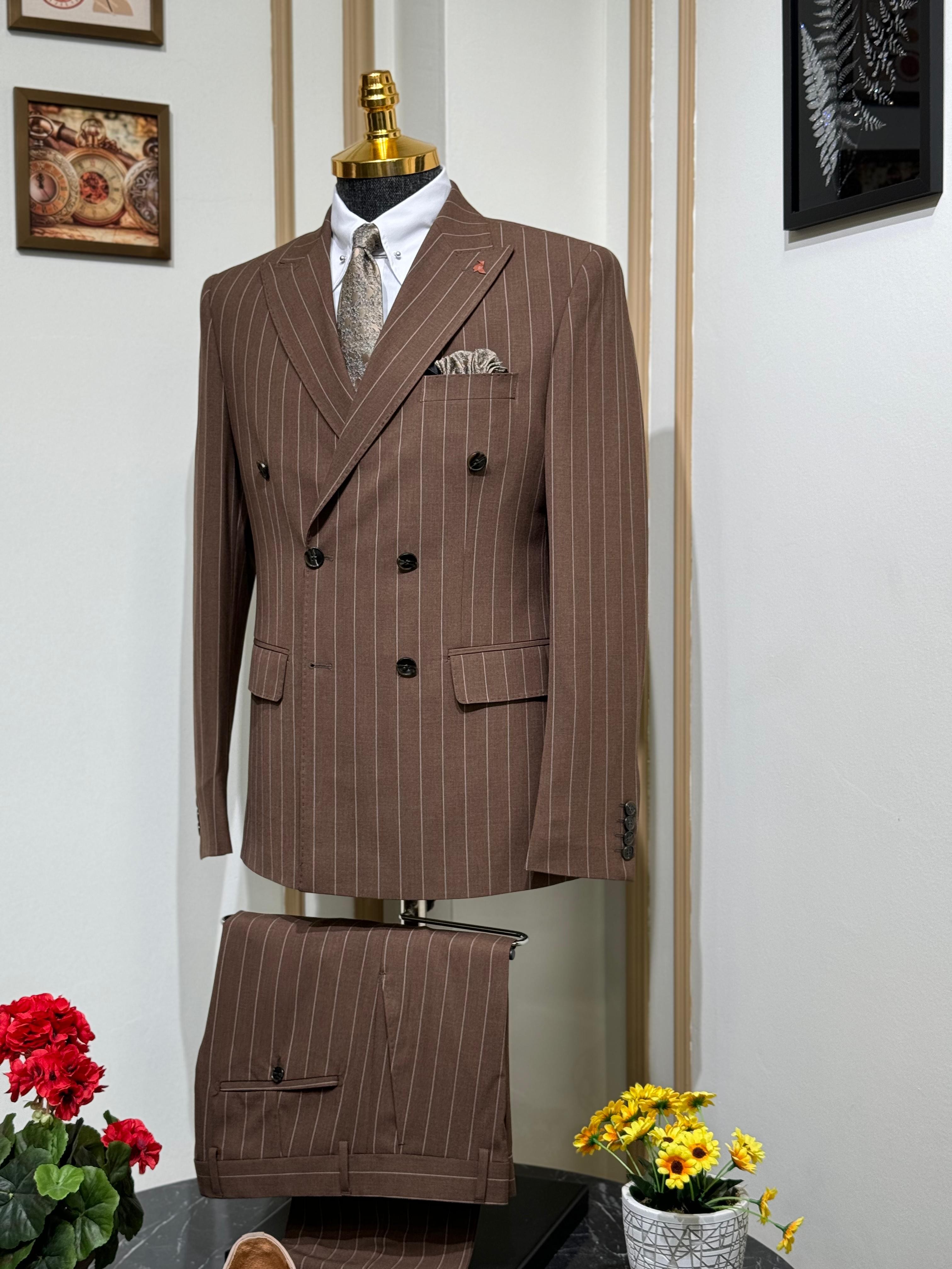 Slim Fit Geniş Yaka Çizgili Kruvaze Takım Elbise  - Kahverengi