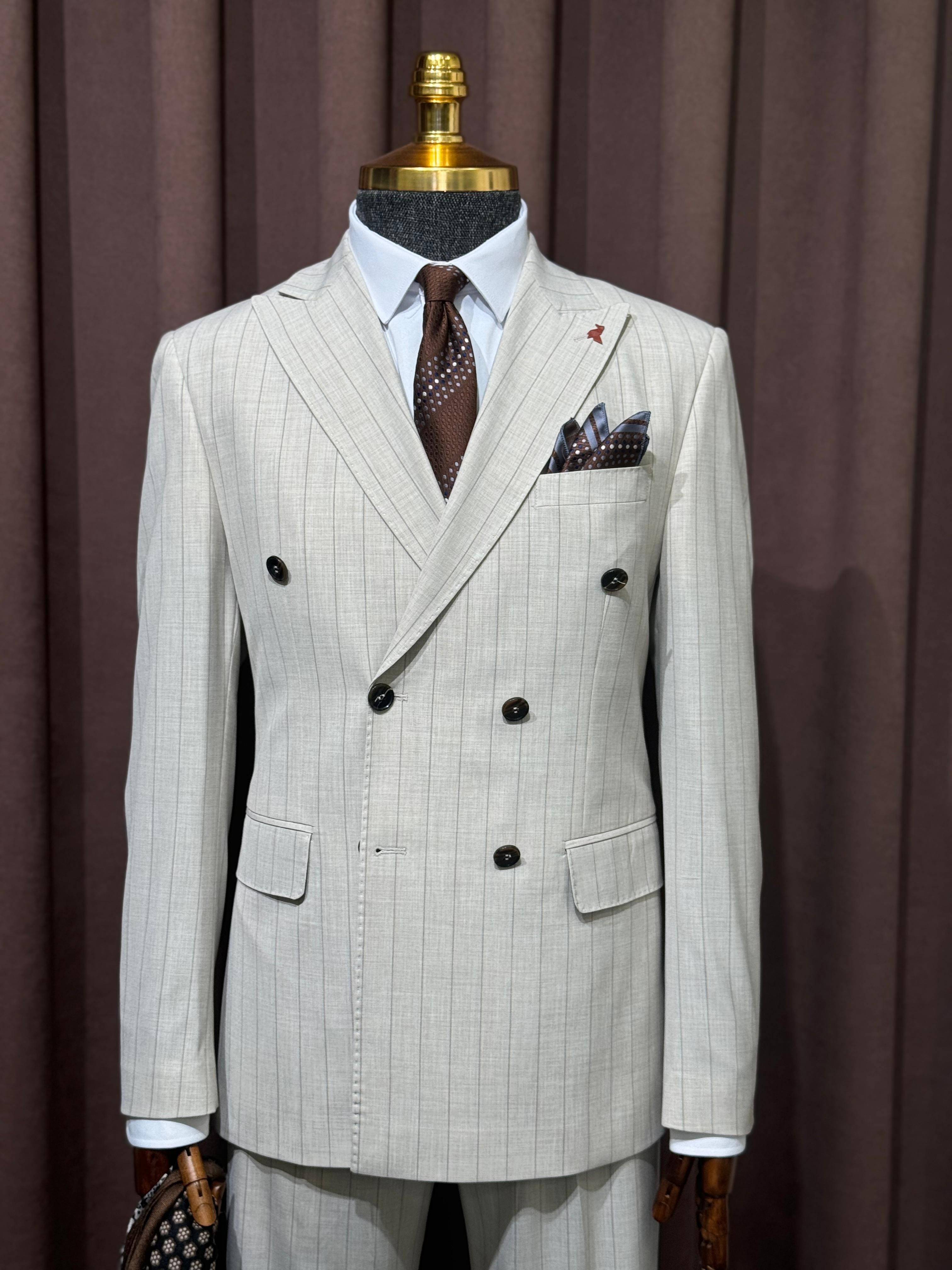 Slim Fit Geniş Yaka Çizgili Kruvaze Takım Elbise  - Bej