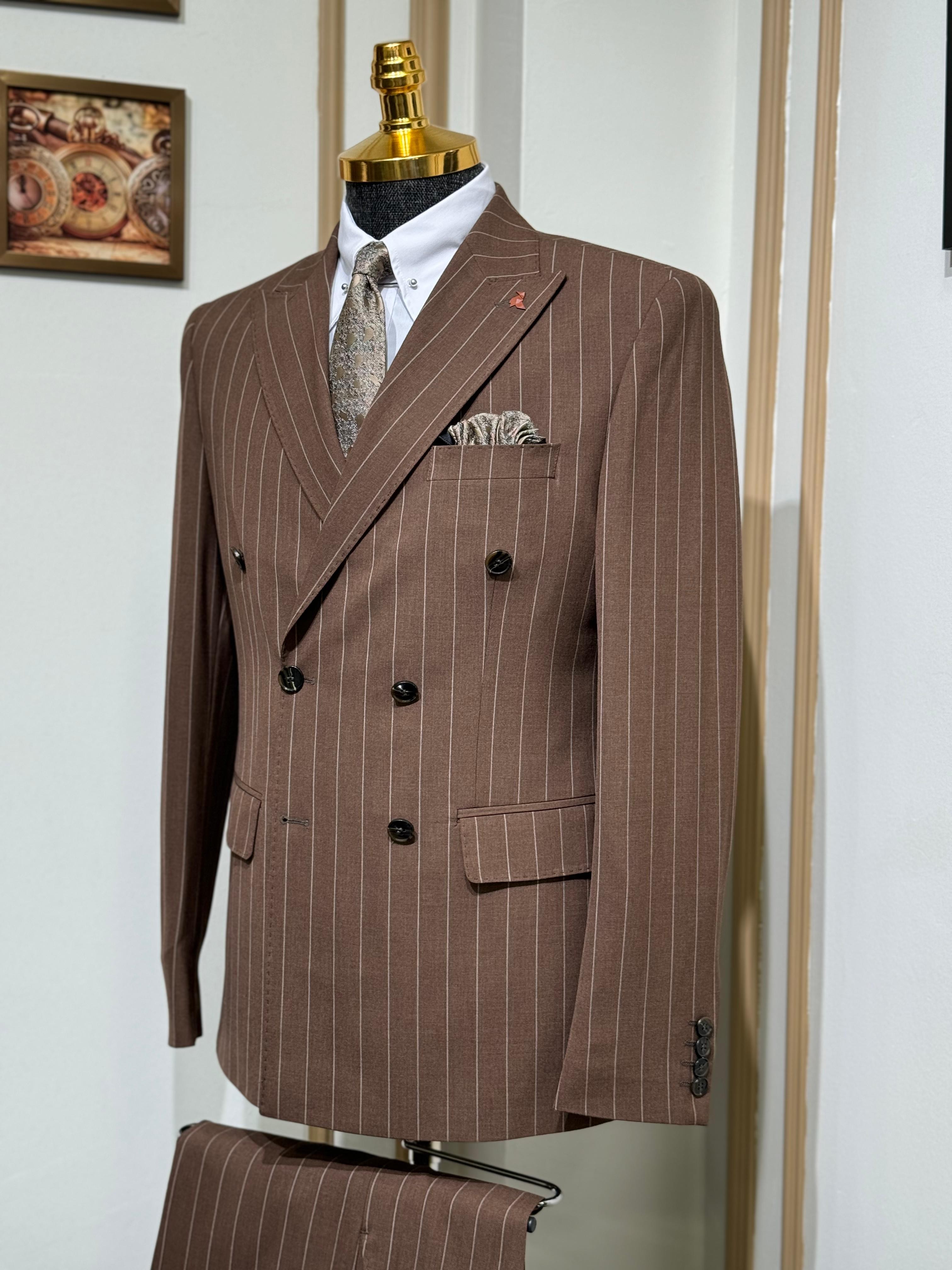 Slim Fit Geniş Yaka Çizgili Kruvaze Takım Elbise  - Kahverengi