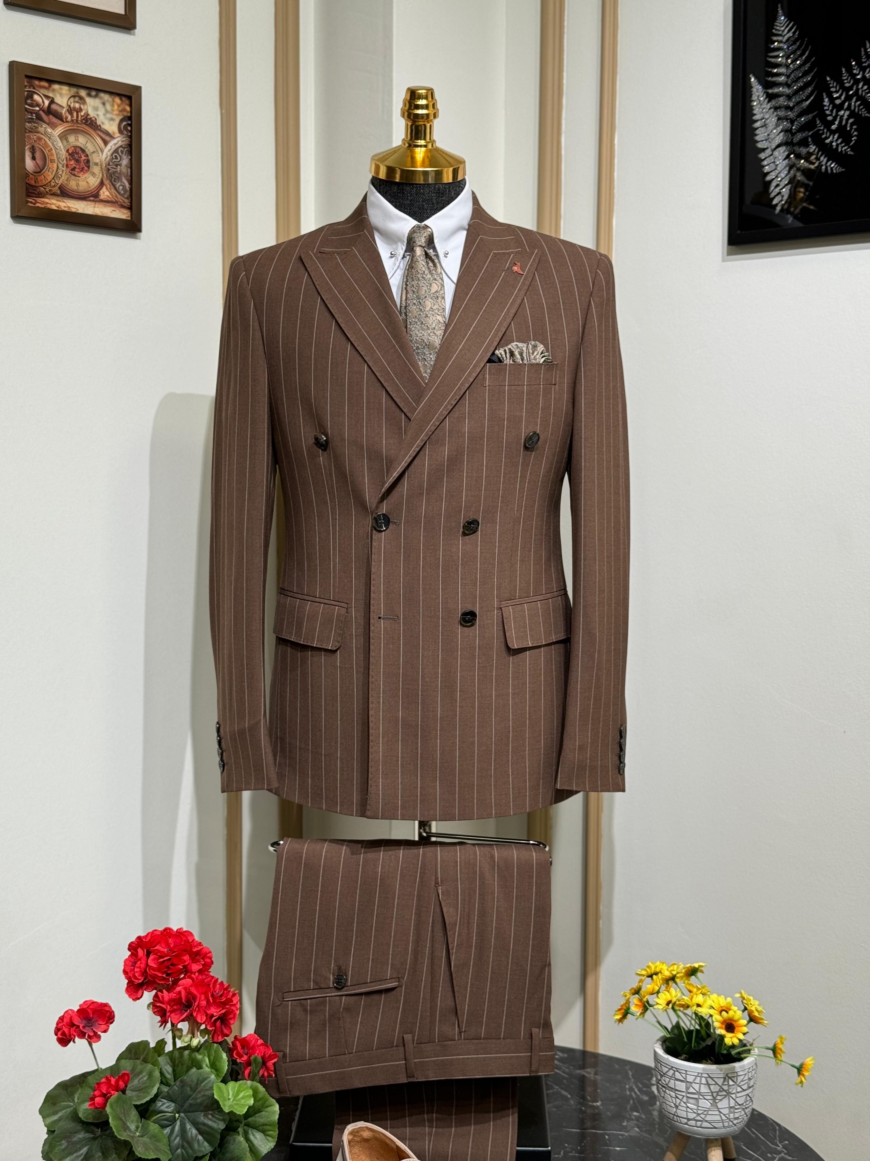 Slim Fit Geniş Yaka Çizgili Kruvaze Takım Elbise  - Kahverengi