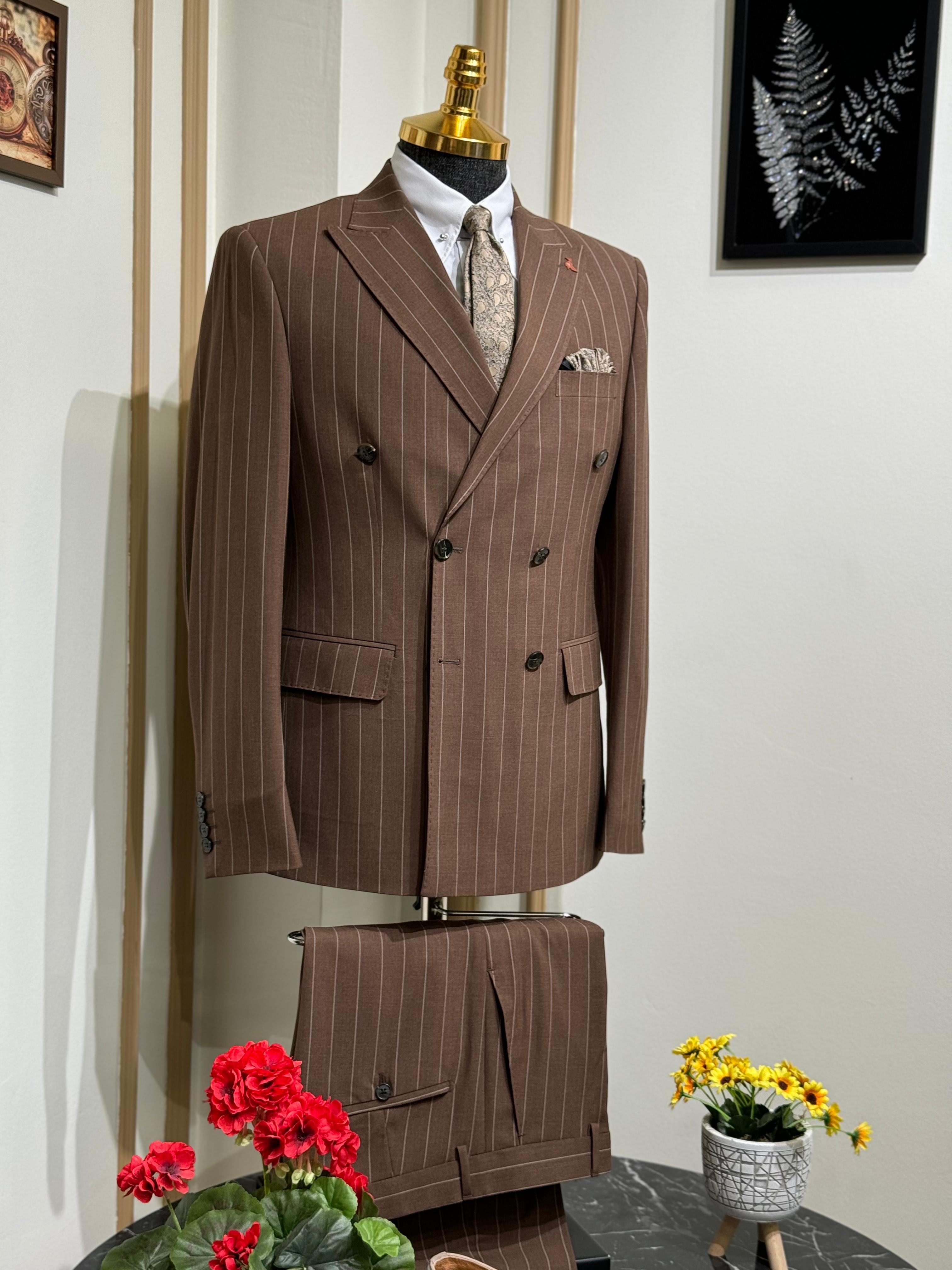 Slim Fit Geniş Yaka Çizgili Kruvaze Takım Elbise  - Kahverengi