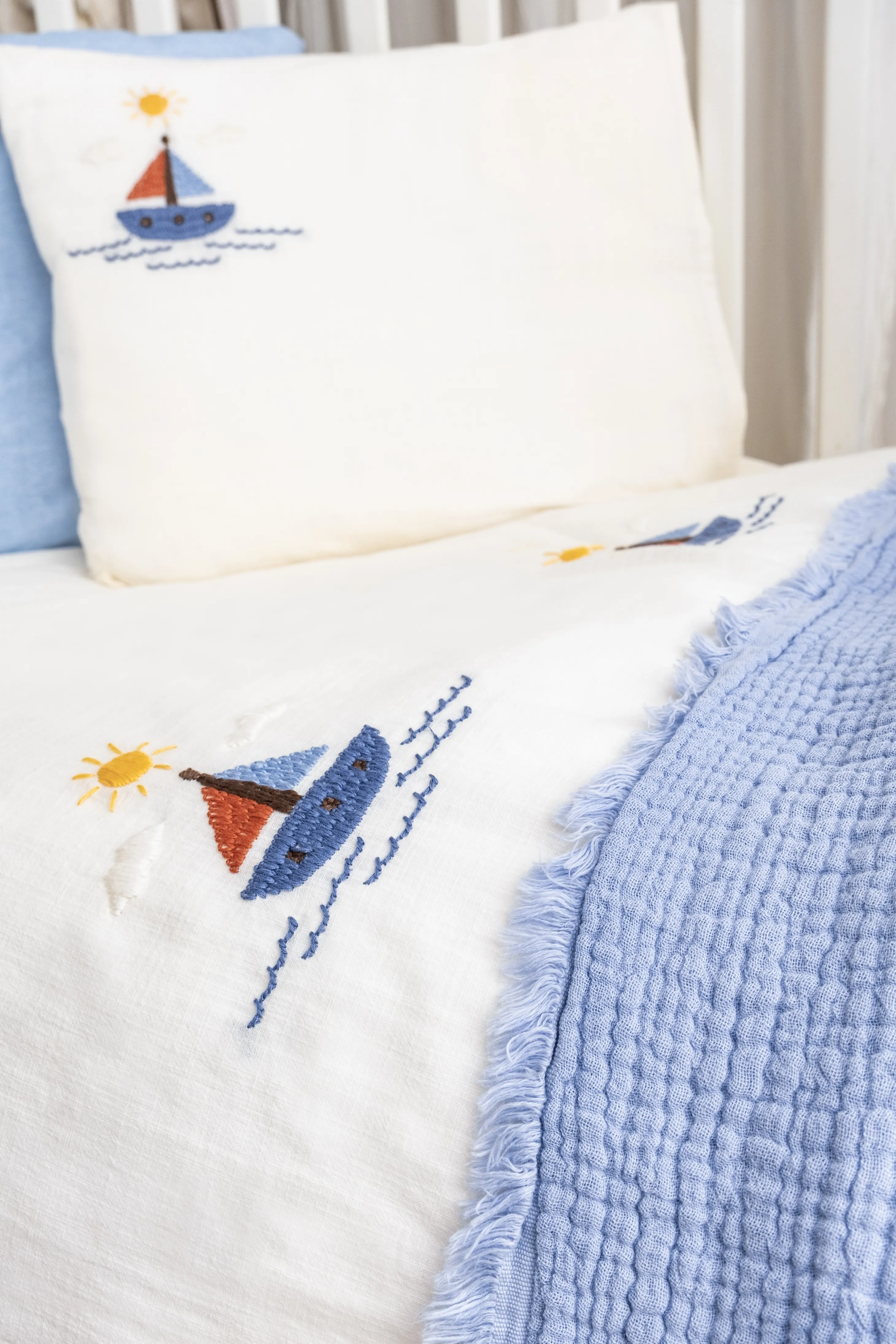 Sailor Müslin Bebek Nevresim Takımı – Mavi Tonlarda Deniz Temalı El Nakışlı %100 Pamuk Müslin Bebek Battaniyesi Seti