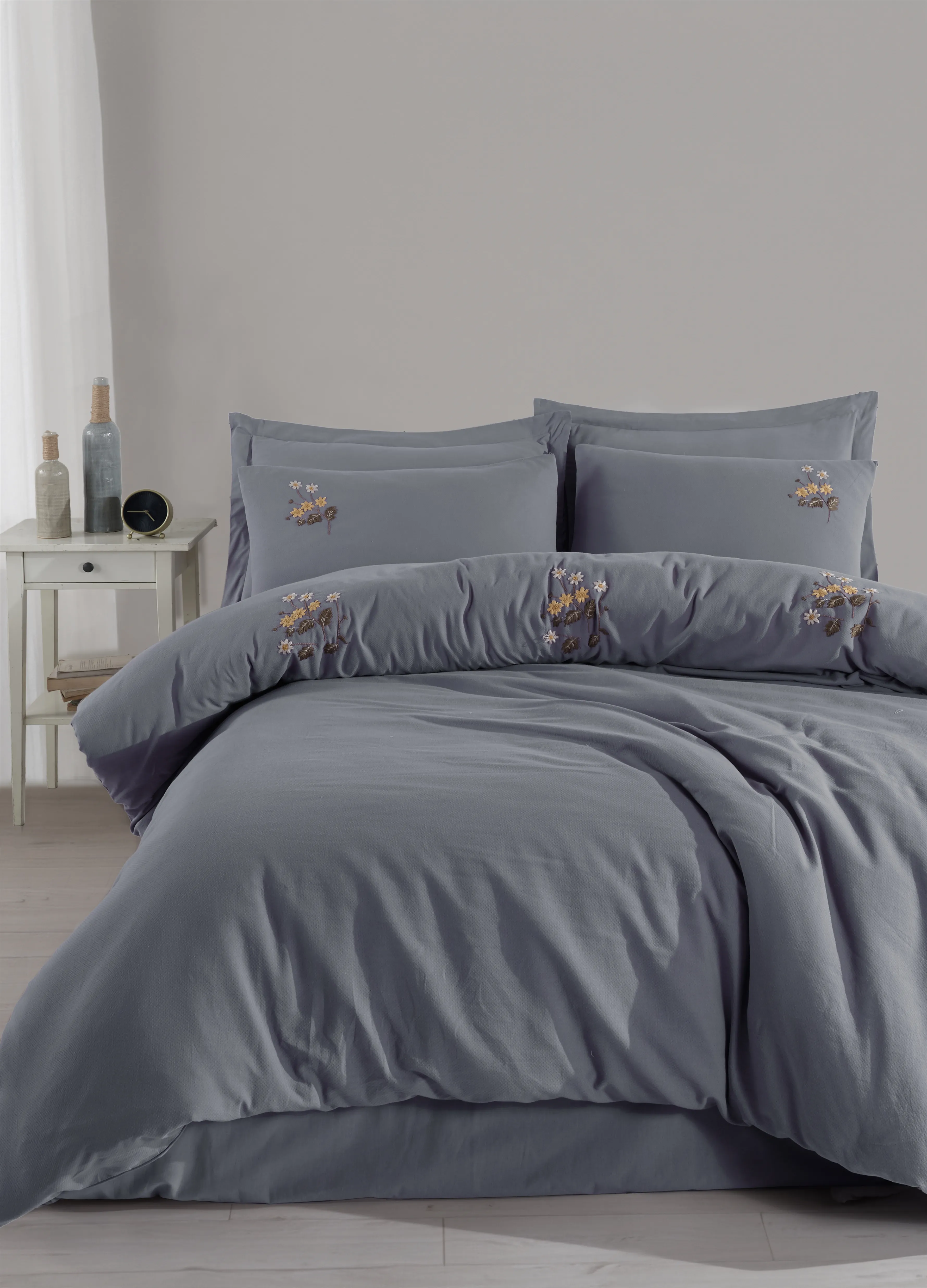 Poppy Nakışlı Nevresim Takımı – Gri Tonlarda Zarif Çiçek Nakışlı, %100 Pamuk Kumaş, 6 Parça Çift Kişilik Set (200x220 Nevresim, 240x260 Çarşaf)