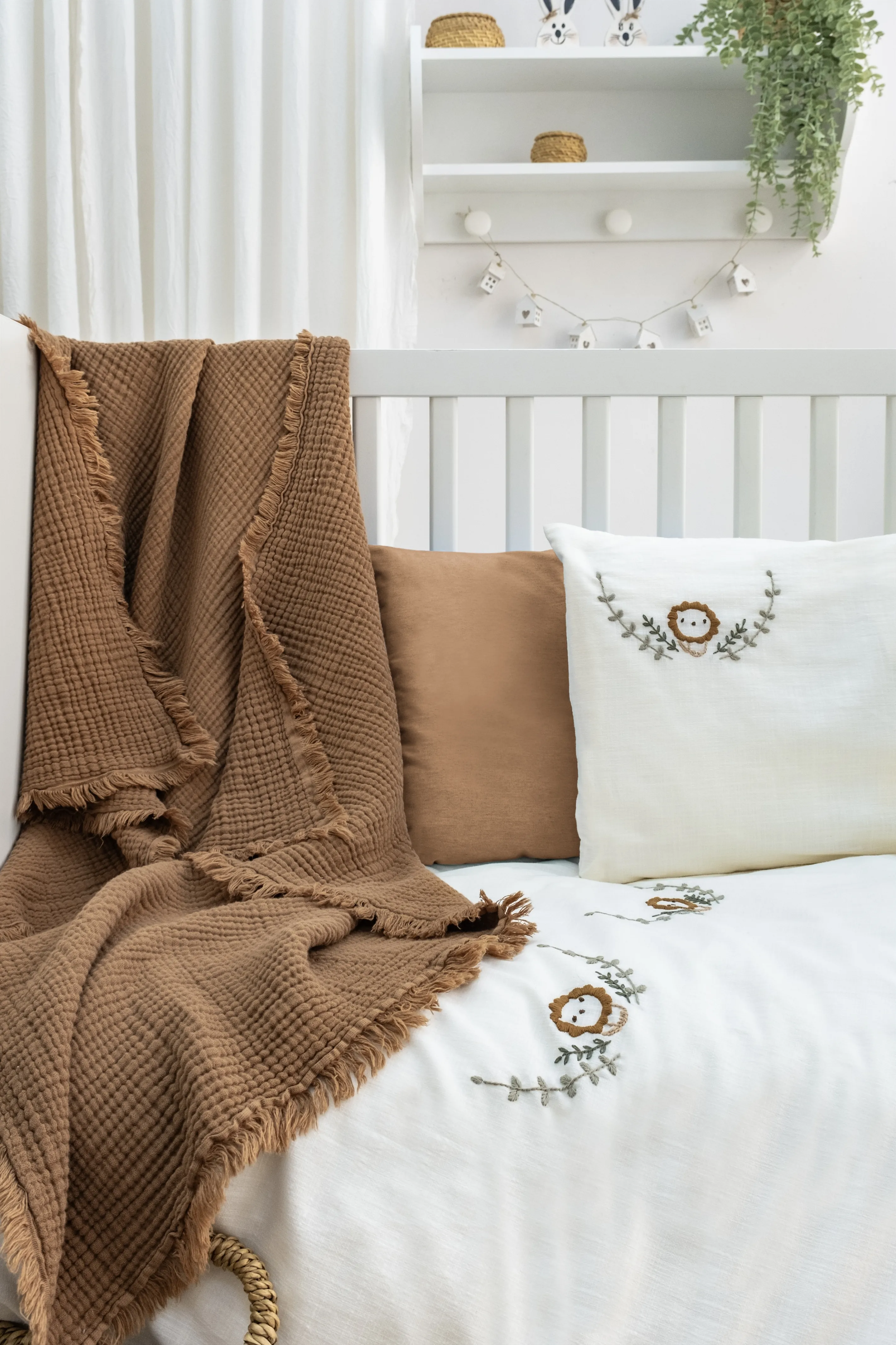 Leo Müslin Bebek Nevresim Takımı – %100 Pamuk, El Nakışlı Müslin Bebek Battaniyesi Seti, Doğal ve Yumuşak Organik Örtü