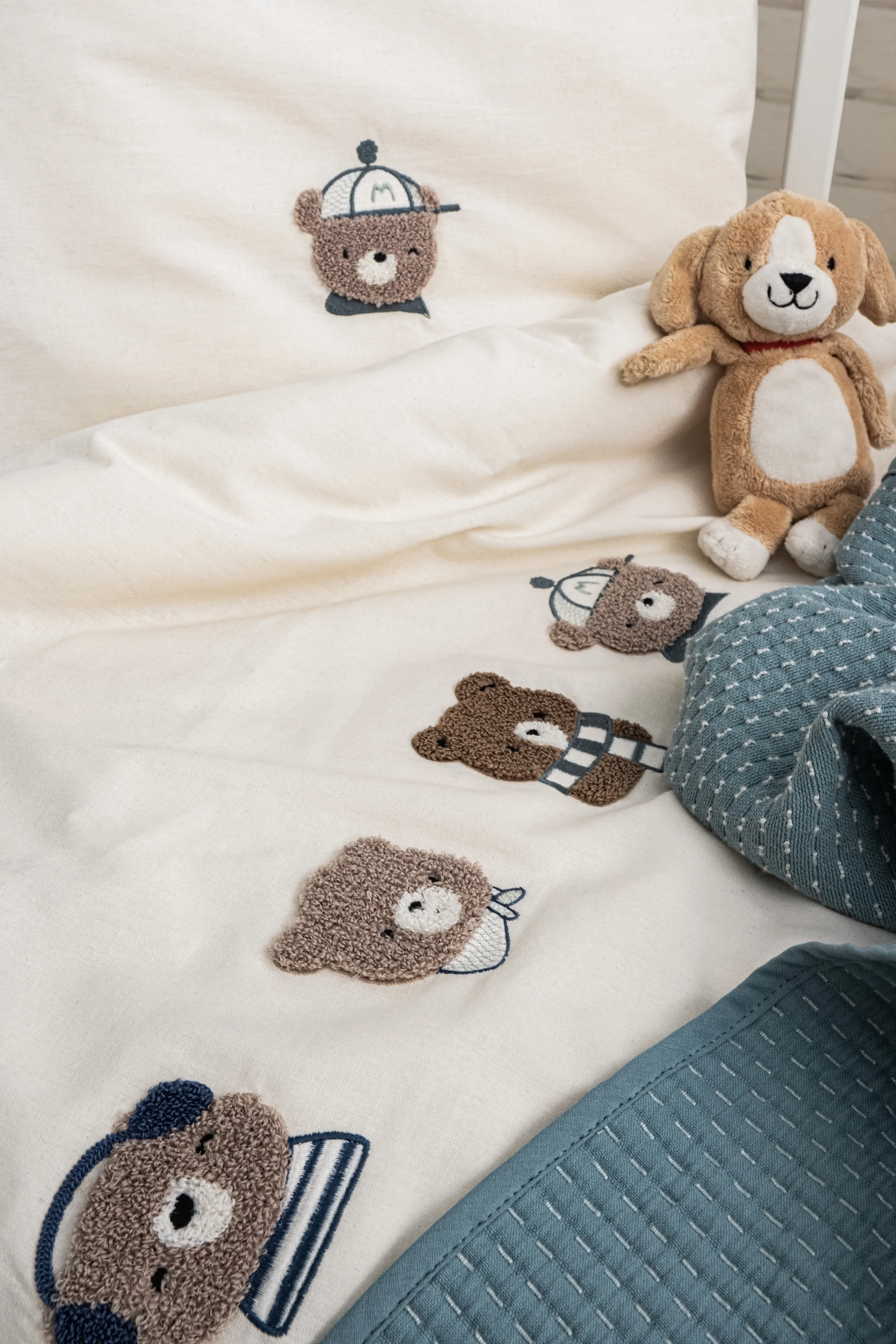 Nakışlı Pamuk Örtülü Bebek Nevresim Seti – Sevimli Ayıcık Desenli, %100 Pamuk Kumaş, Mavi Tonlarda Yumuşak ve Doğal Bebek Seti