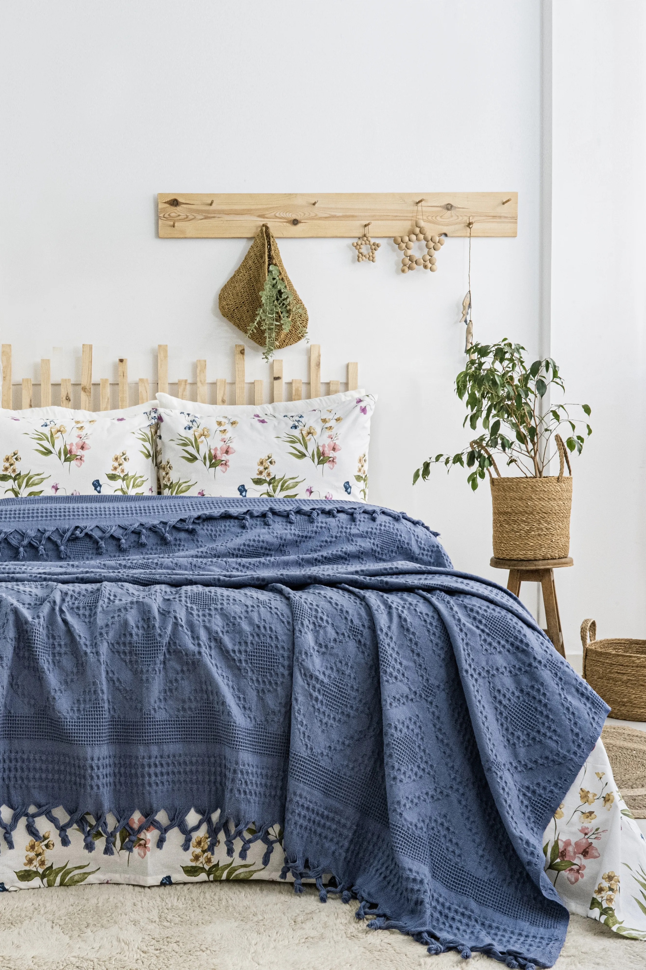 Viola Pike Takımı – %100 Pamuk Jakarlı Püsküllü Pike Seti, Nefes Alan Yazlık Pike Takımı, Çiçek Desenli Çarşaf ve Yastık Kılıfı Seti