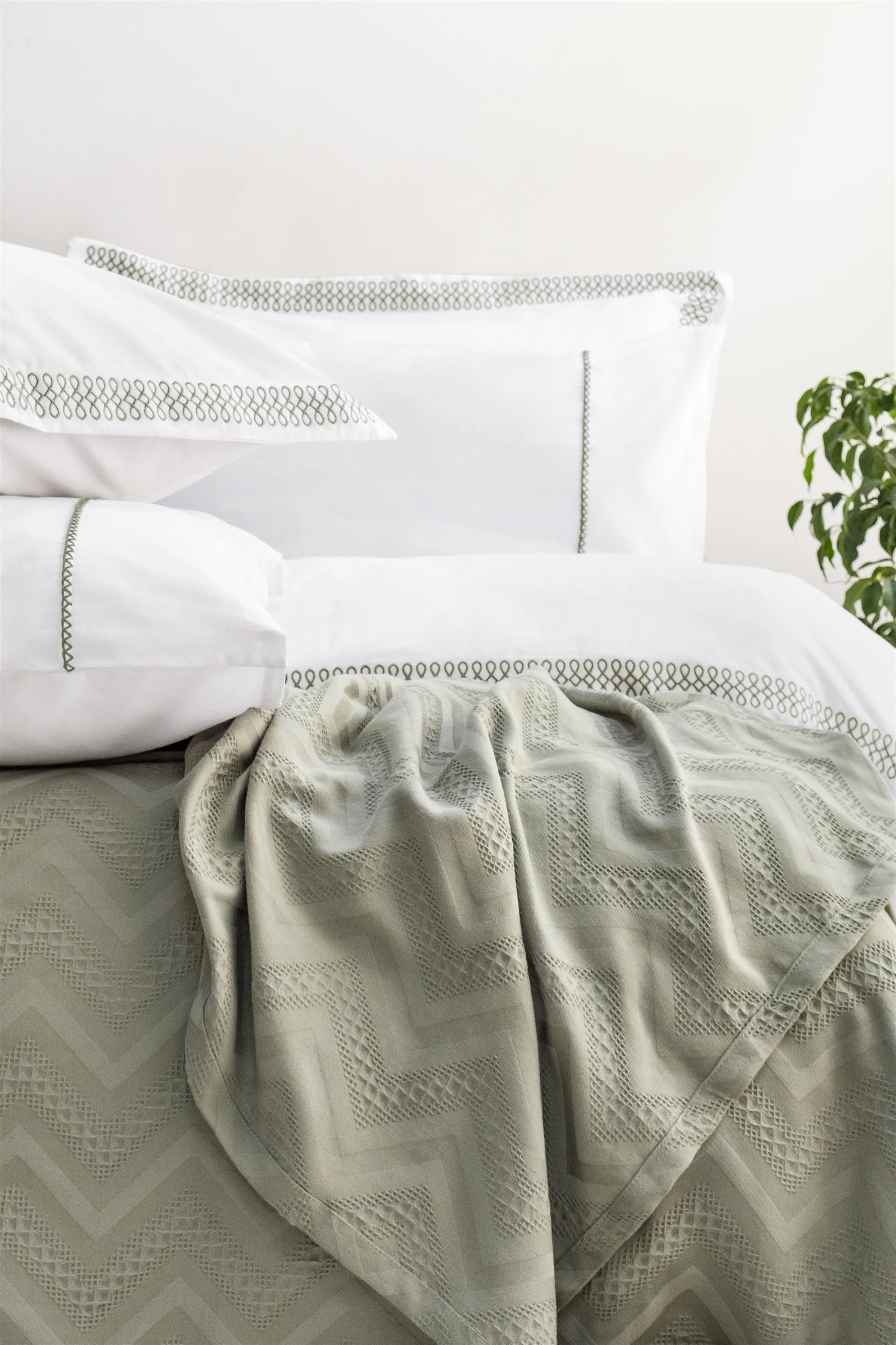 Noemi Saten Pike Takımı – Ipeksi Dokunuşlu %100 Pamuk Saten Kumaş, Zarif Jakarlı Desenleriyle 4 Parça Yatak Odası Takımı