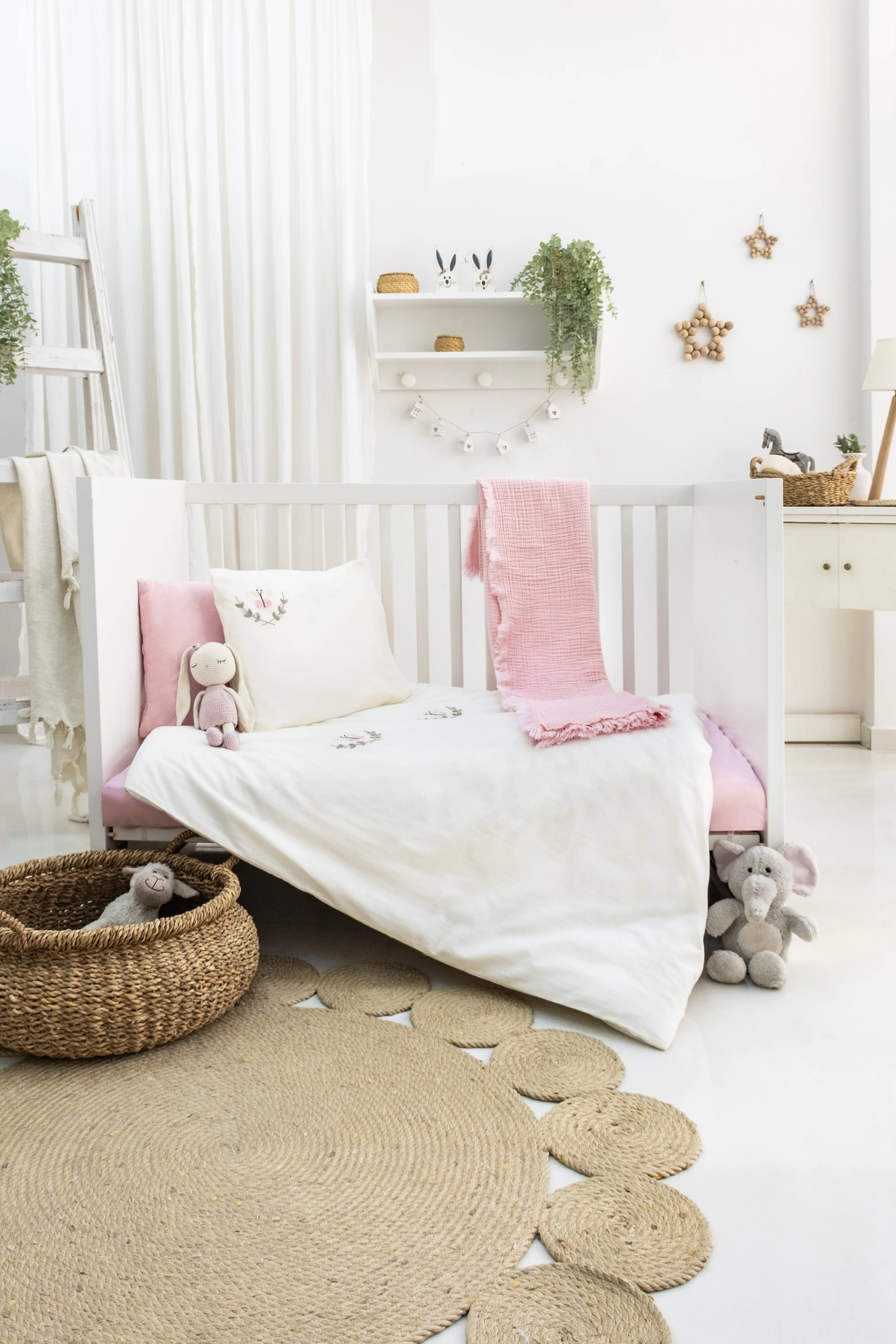 Butterfly Müslin Bebek Nevresim Takımı – El Nakışlı Kelebek Desenli %100 Pamuk Müslin Bebek Battaniyesi, Pembe Organik Örtü Seti