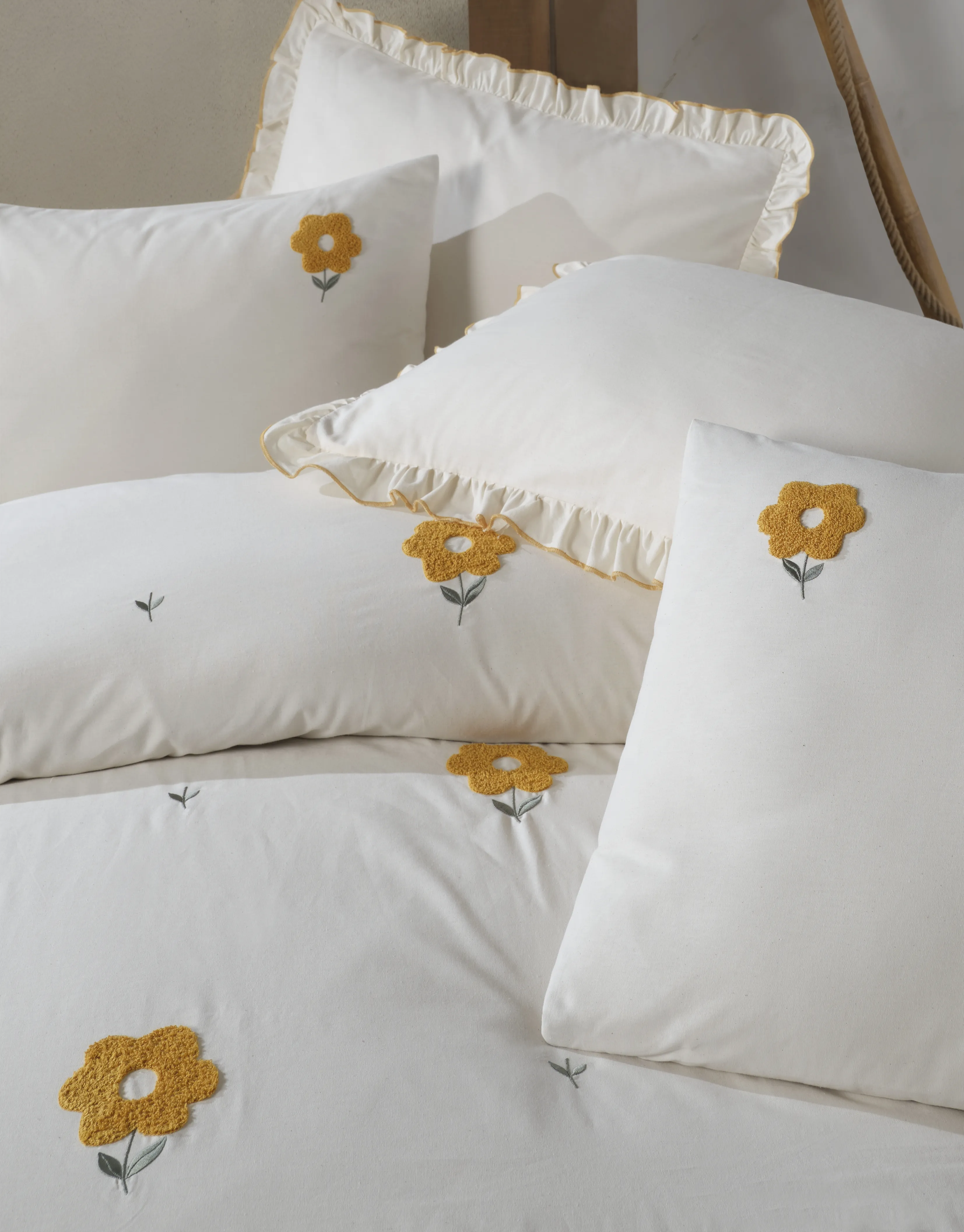 Florita Nakışlı Nevresim Takımı – Renkli Çiçek Nakışlı, Volanlı Kenar Detaylı, %100 Pamuk Kumaş, 6 Parça Çift Kişilik Set (200x220 Nevresim, 240x260 Çarşaf)