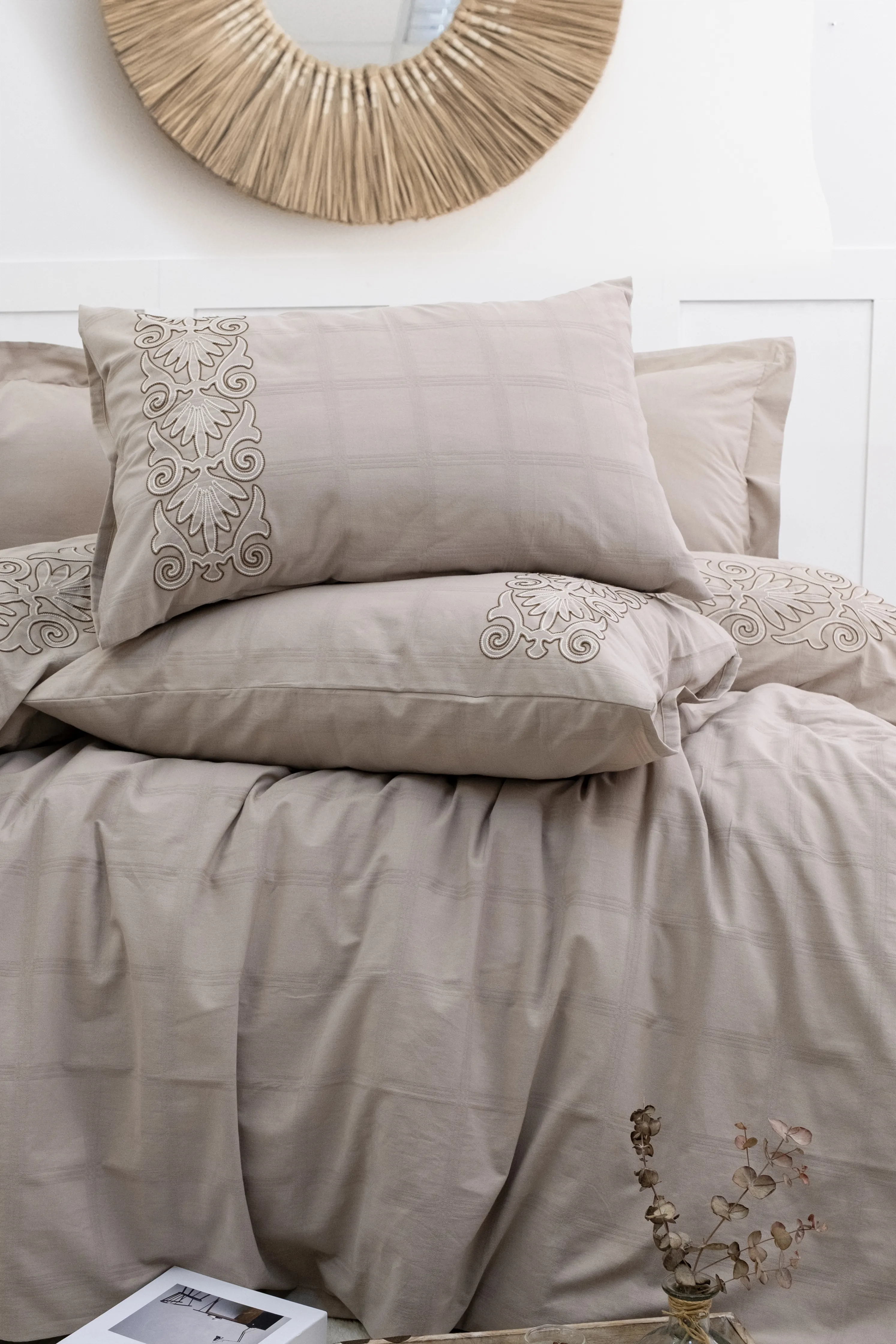 Rocco Nakışlı Nevresim Takımı – Modern Dantel Esintili Nakış Detayları, %100 Pamuk Kumaş, 6 Parça Çift Kişilik Set (200x220 Nevresim, 240x260 Çarşaf)