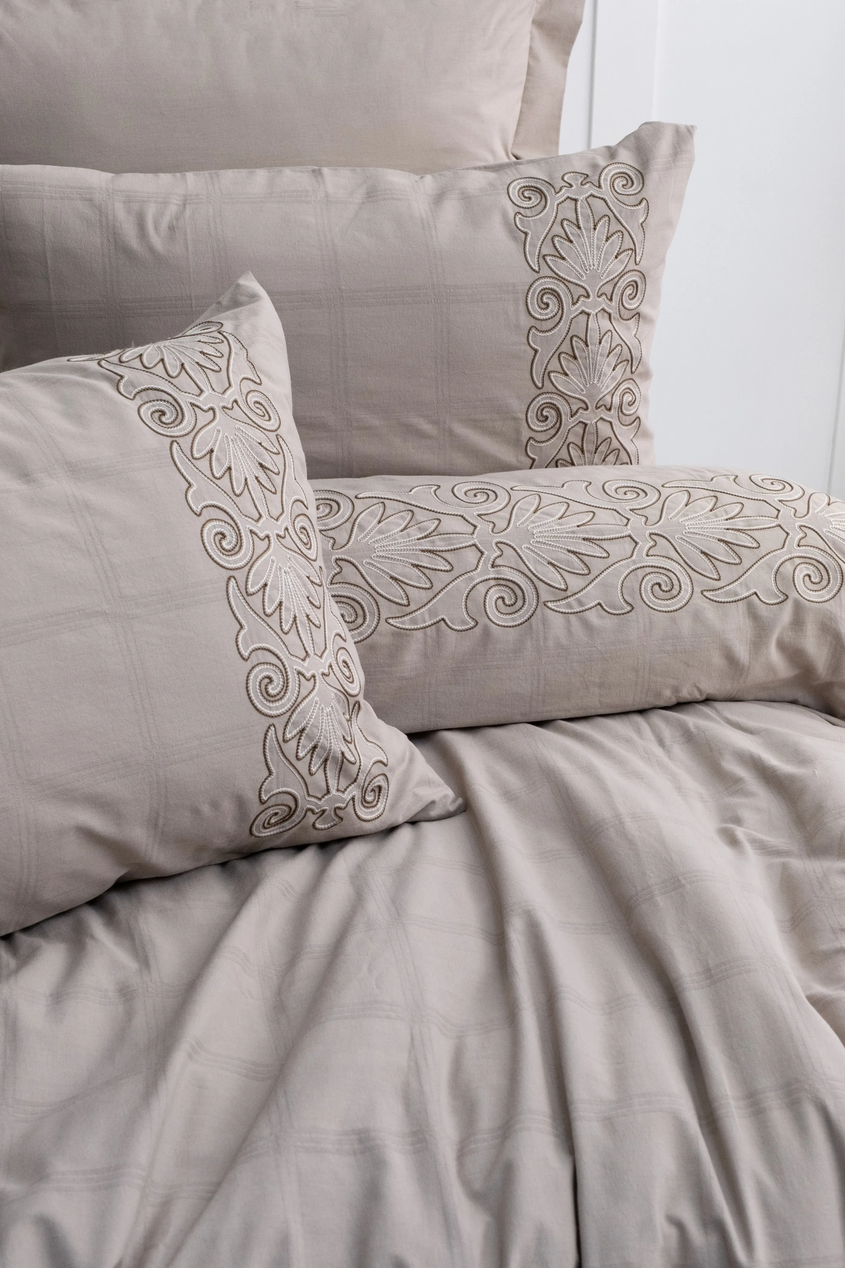 Rocco Nakışlı Nevresim Takımı – Modern Dantel Esintili Nakış Detayları, %100 Pamuk Kumaş, 6 Parça Çift Kişilik Set (200x220 Nevresim, 240x260 Çarşaf)