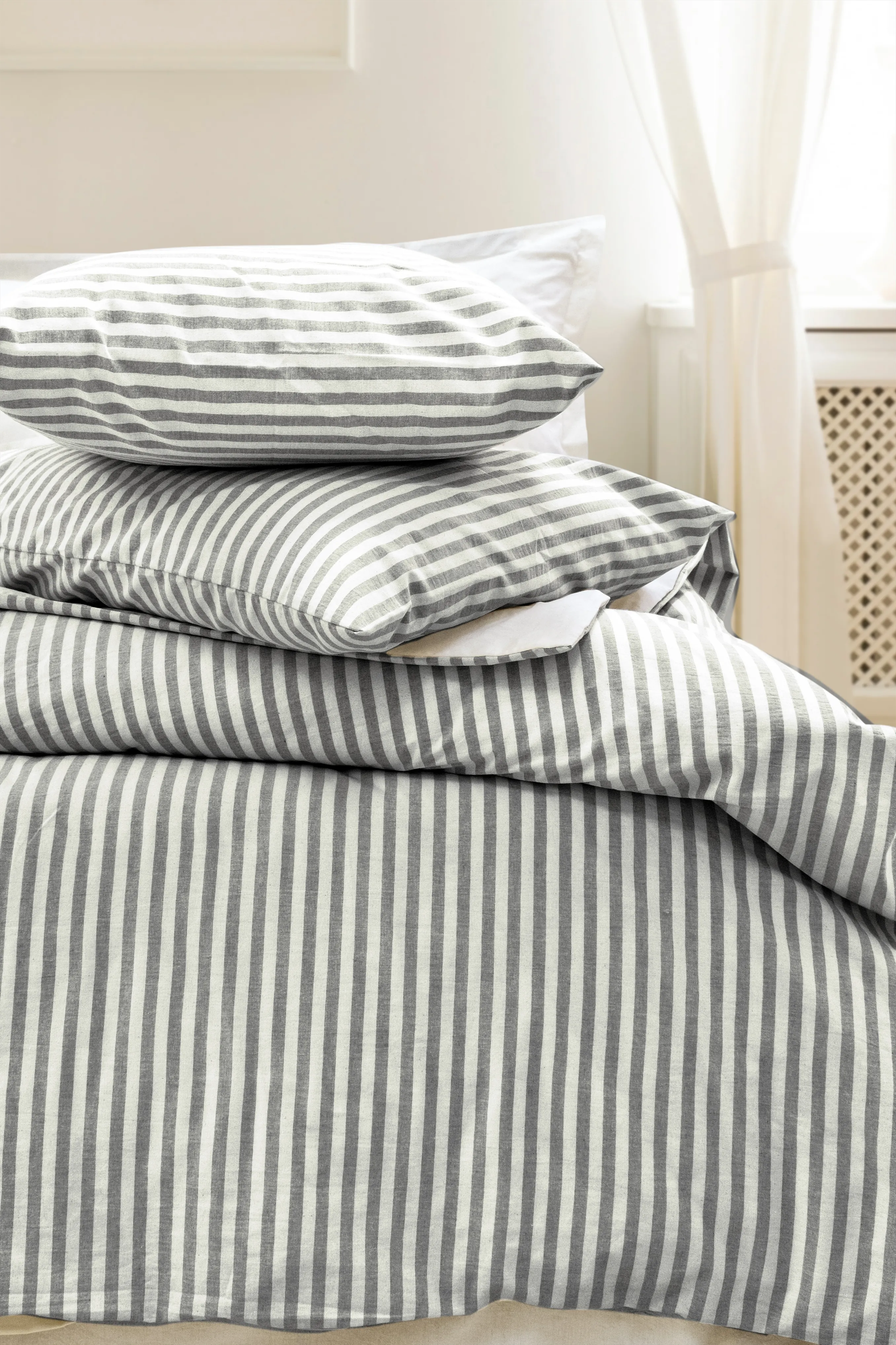 Nives İplik Boyalı Nevresim Takımı – Doğal Çizgili Tasarım, %100 Pamuk Kumaş, Bej & Antrasit Renk Seçenekleriyle Zamansız Şıklık