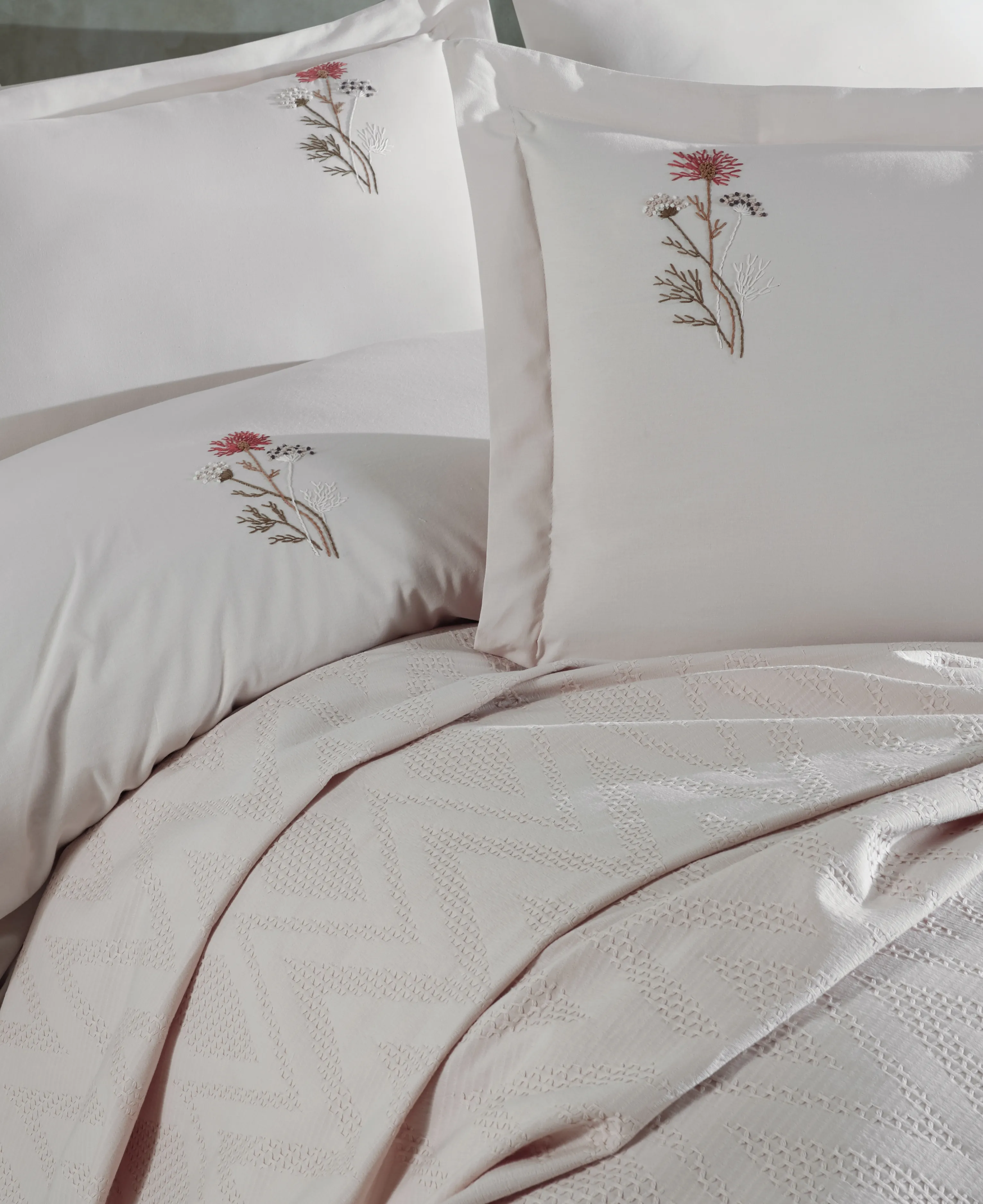 Noris Saten Pike Takımı – El Nakışı Detaylı %100 Pamuk Saten Kumaş, Zarif Jakarlı Dokusu ve Yumuşak Parlaklığıyla 4 Parça Lüks Yatak Odası Takımı