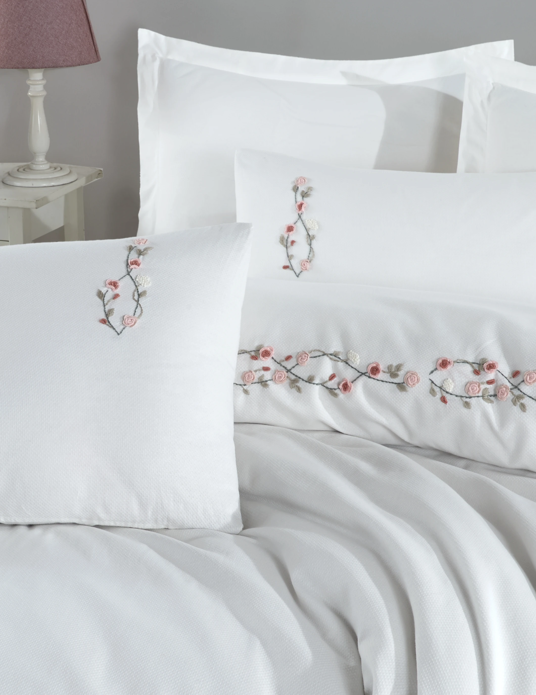Rosita Nakışlı Nevresim Takımı – Pastel Renkli Nakış Detaylı, %100 Pamuk Kumaş, Klasik Beyaz 6 Parça Çift Kişilik Set (200x220 Nevresim, 240x260 Çarşaf)