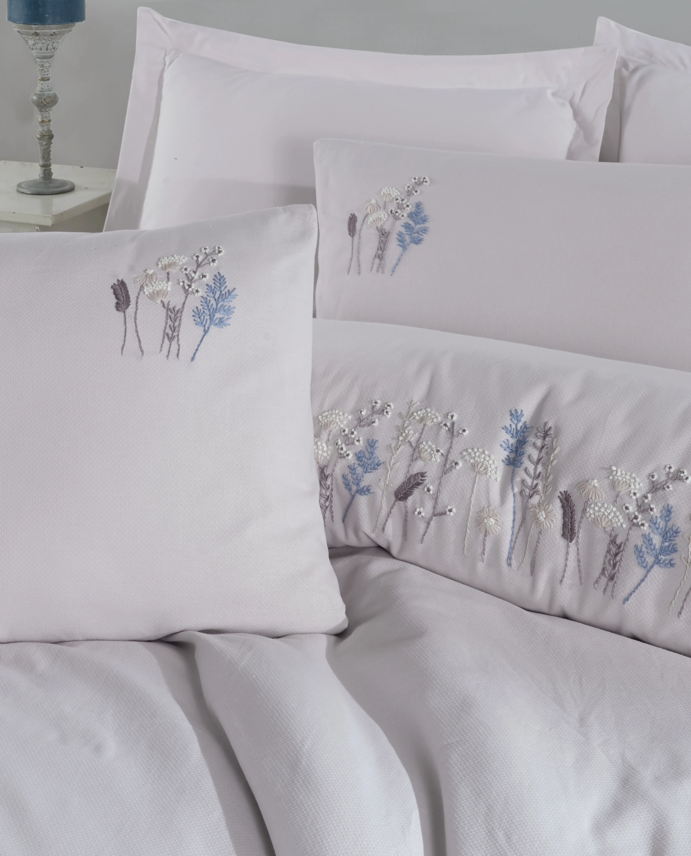 Nilda Nakışlı Nevresim Takımı – Lavanta ve Mavi Tonlarda Nakışlı, %100 Pamuk Kumaş, 6 Parça Çift Kişilik Set (200x220 Nevresim, 240x260 Çarşaf)