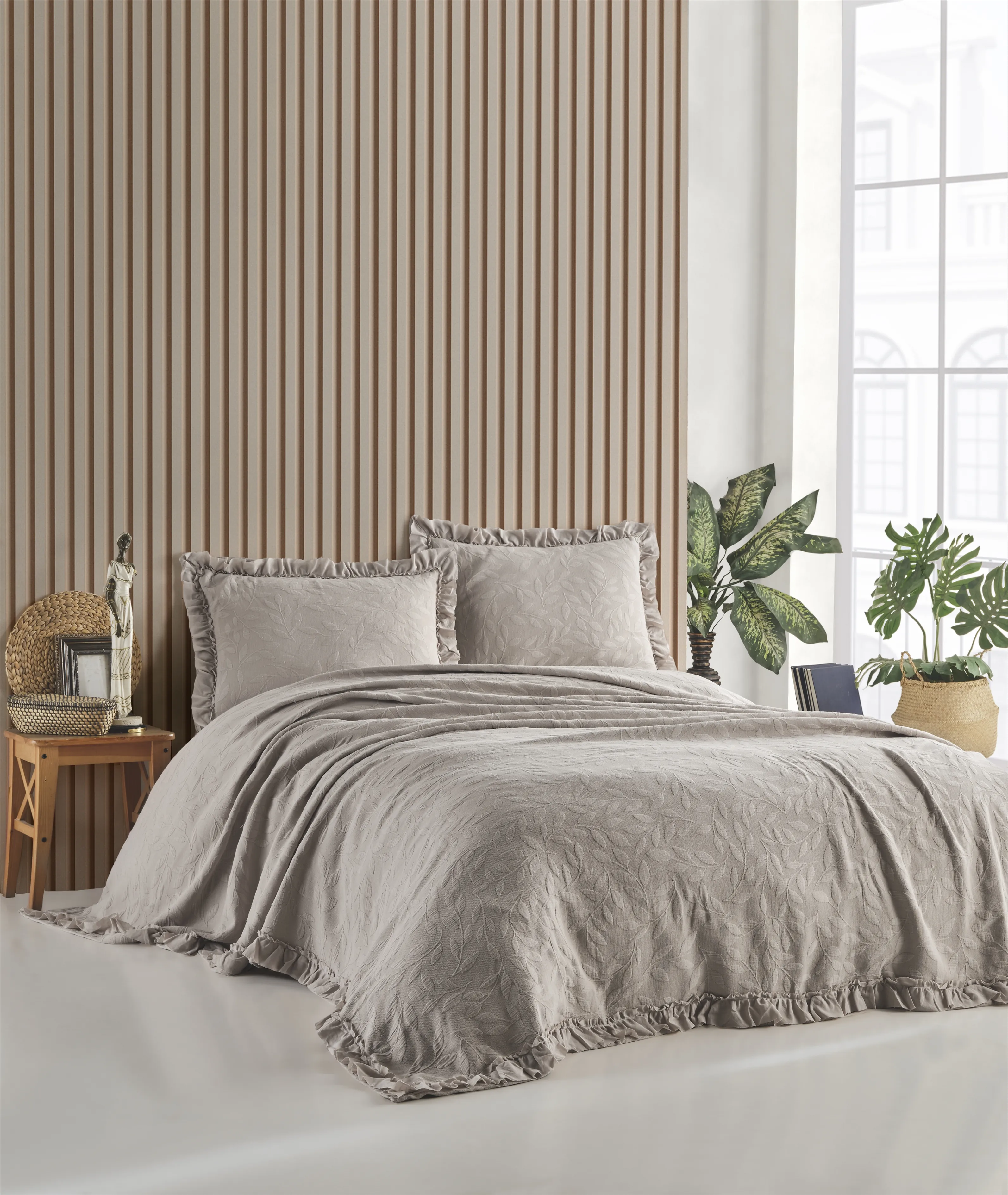 Ilda Jakarlı Yatak Örtüsü Seti – Fırfırlı Kenar Detaylı, %100 Pamuk Jakarlı Kumaş, Romantik & Modern 3 Parça Yatak Odası Takımı