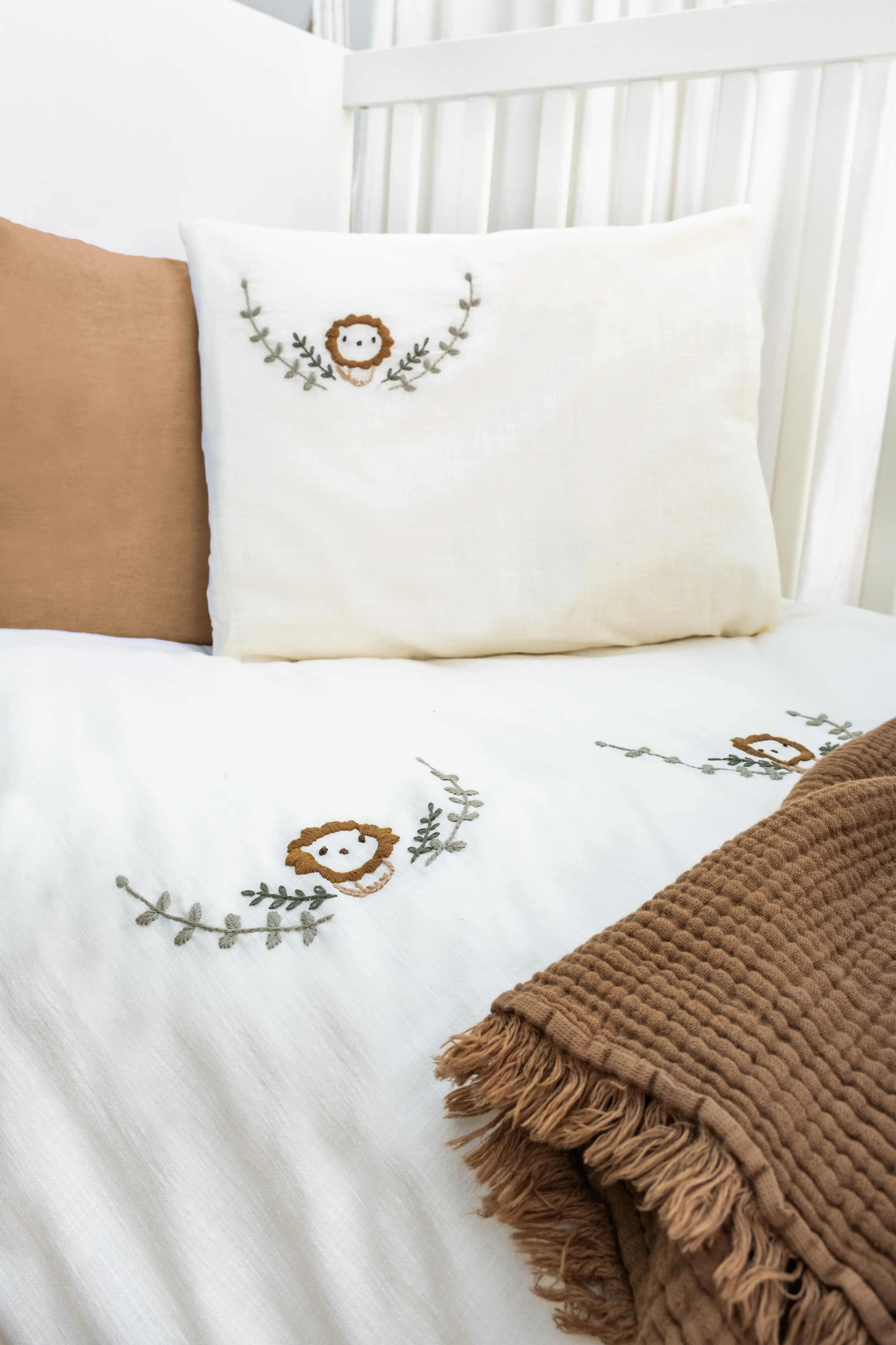 Leo Müslin Bebek Nevresim Takımı – %100 Pamuk, El Nakışlı Müslin Bebek Battaniyesi Seti, Doğal ve Yumuşak Organik Örtü