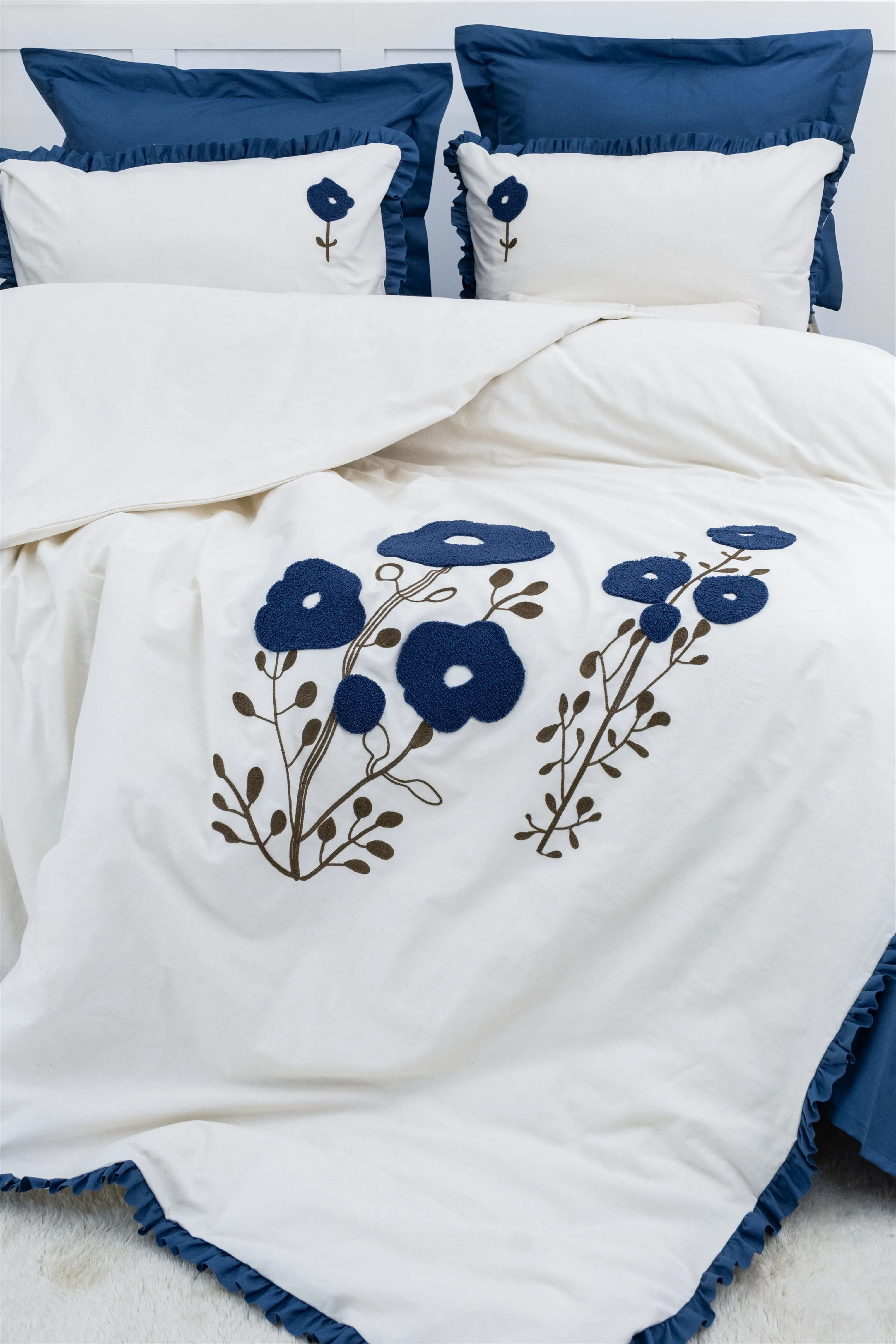 Alessa Nakışlı Nevresim Takımı – Çiçek Desenli Nakış, Volanlı Kenar Detaylı, %100 Pamuk Kumaş, 6 Parça Çift Kişilik Set (200x220 Nevresim, 240x260 Çarşaf)