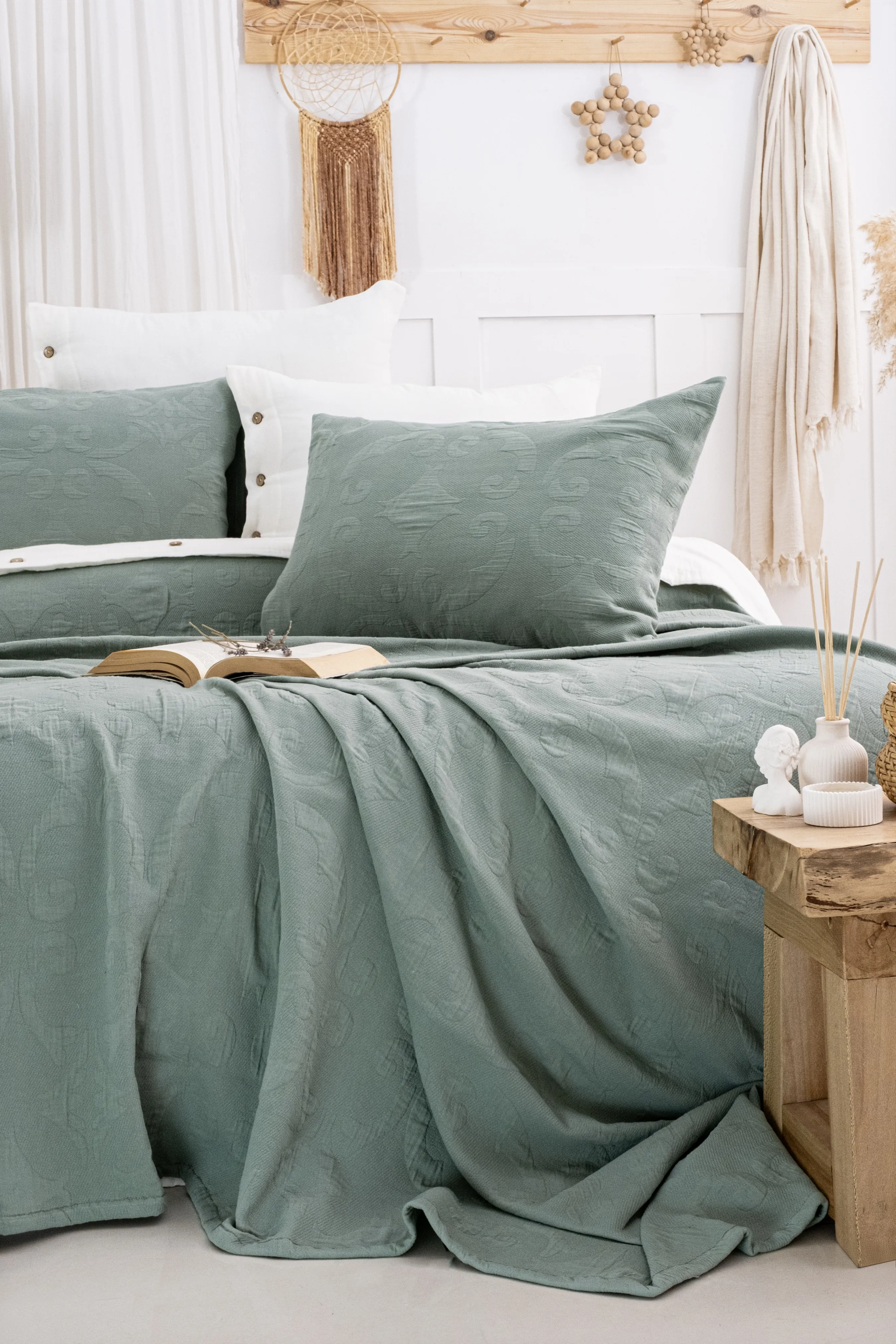 Julia Jakarlı Yatak Örtüsü Seti – Çiçek Kabartmalı %100 Pamuk Jakarlı Kumaş, Zarif ve Zamansız 3 Parça Yatak Odası Takımı