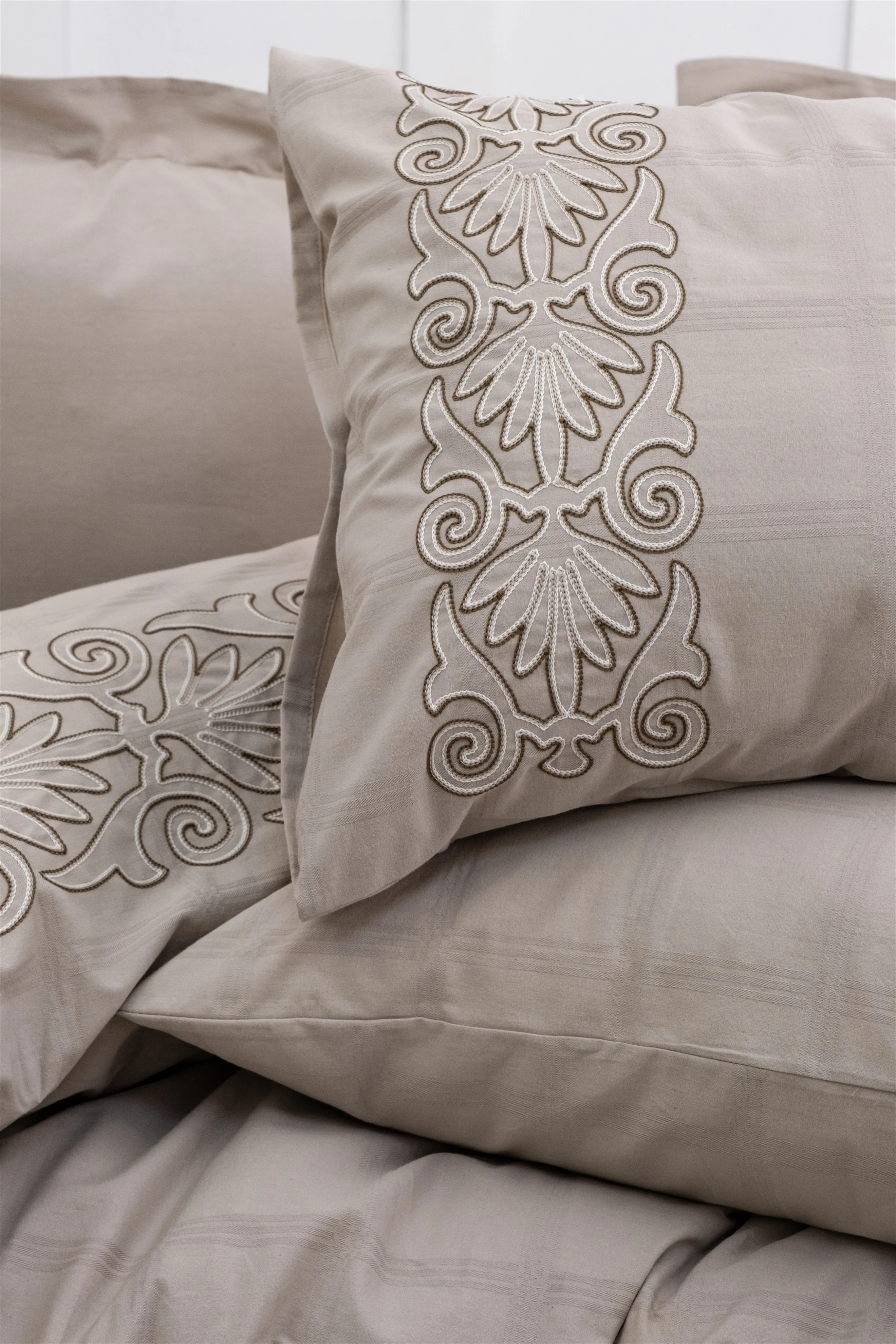 Rocco Nakışlı Nevresim Takımı – Modern Dantel Esintili Nakış Detayları, %100 Pamuk Kumaş, 6 Parça Çift Kişilik Set (200x220 Nevresim, 240x260 Çarşaf)